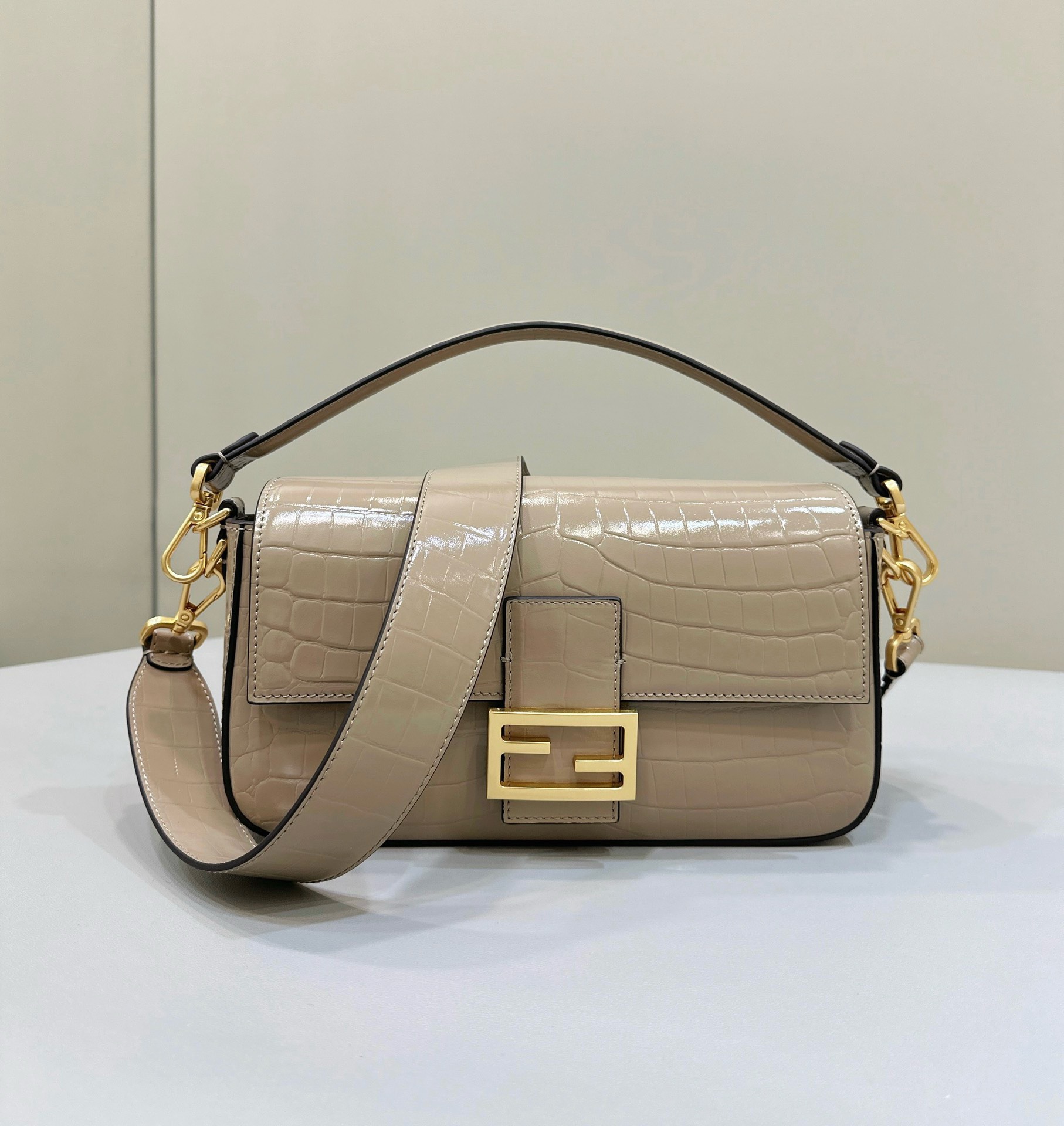 Bagsaaa F**di Baguette Dove gray crocodile leather bag - 27x15x6cm