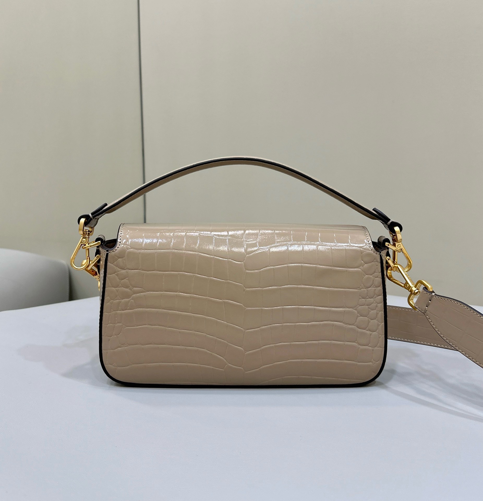 Bagsaaa F**di Baguette Dove gray crocodile leather bag - 27x15x6cm