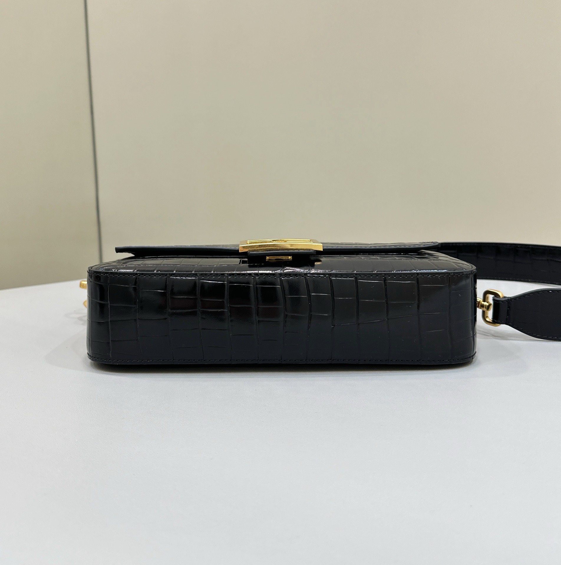 Bagsaaa F**di Baguette Dove black crocodile leather bag - 27x15x6cm