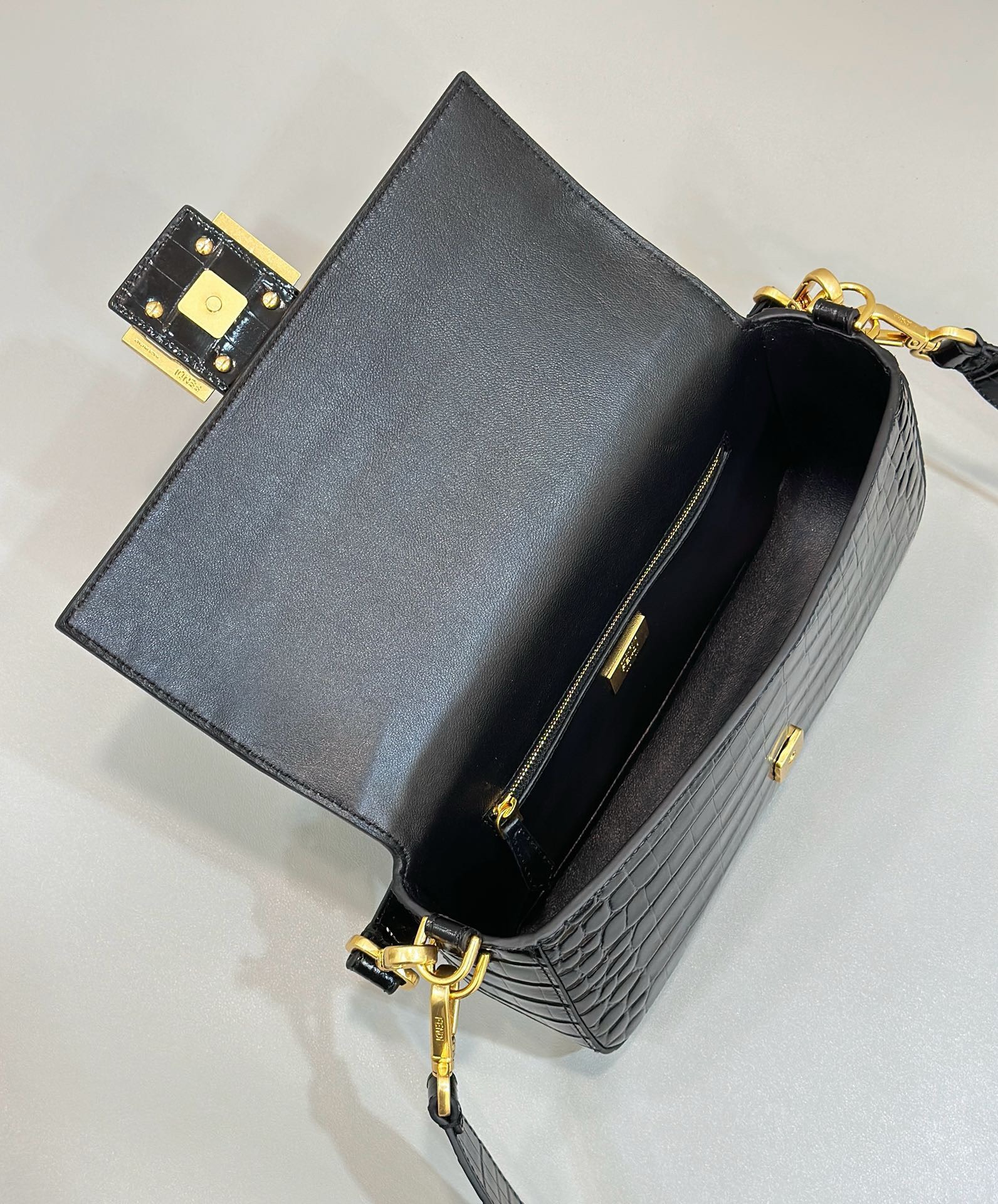 Bagsaaa F**di Baguette Dove black crocodile leather bag - 27x15x6cm