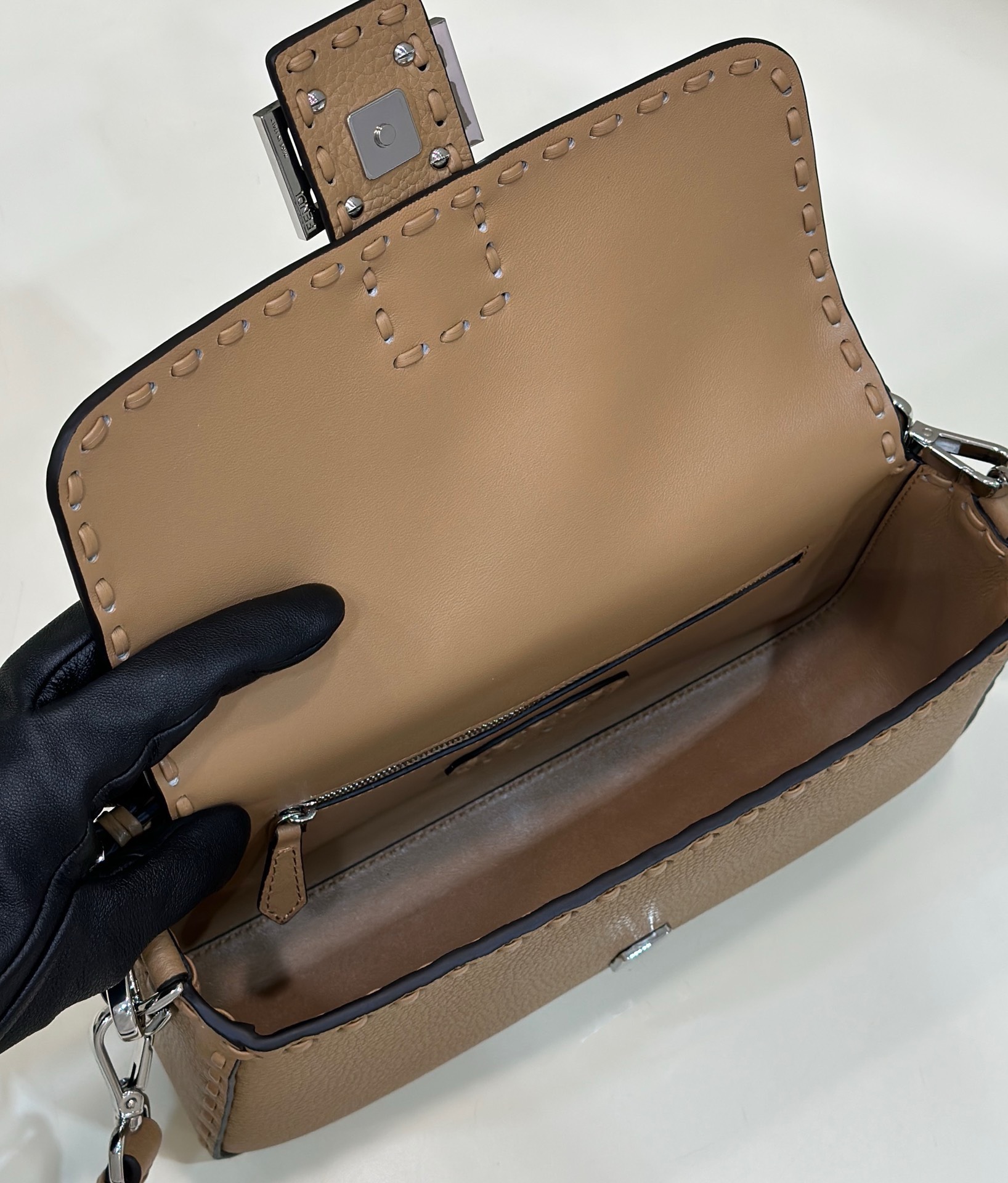 Bagsaaa F**di Baguette Beige Selleria bag with oversize topstitching - 28x6.5x15cm