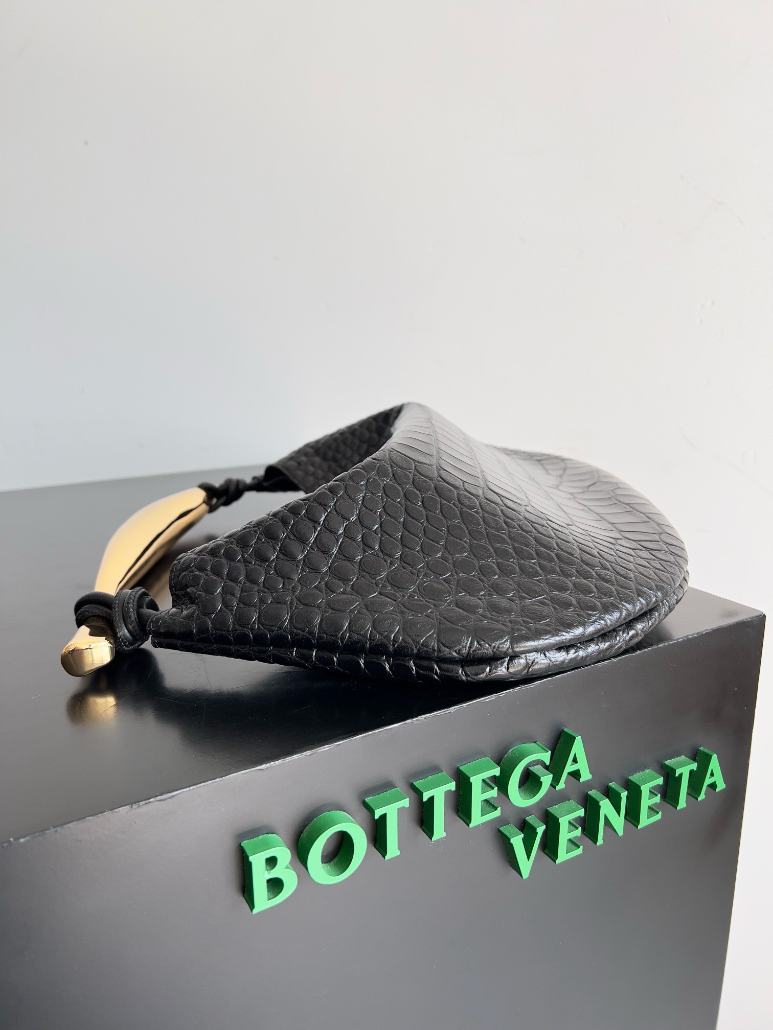 Bagsaaa B0tt*ga Ven*ta Sardine Black Crocodile top handle bag- 36x24x3cm