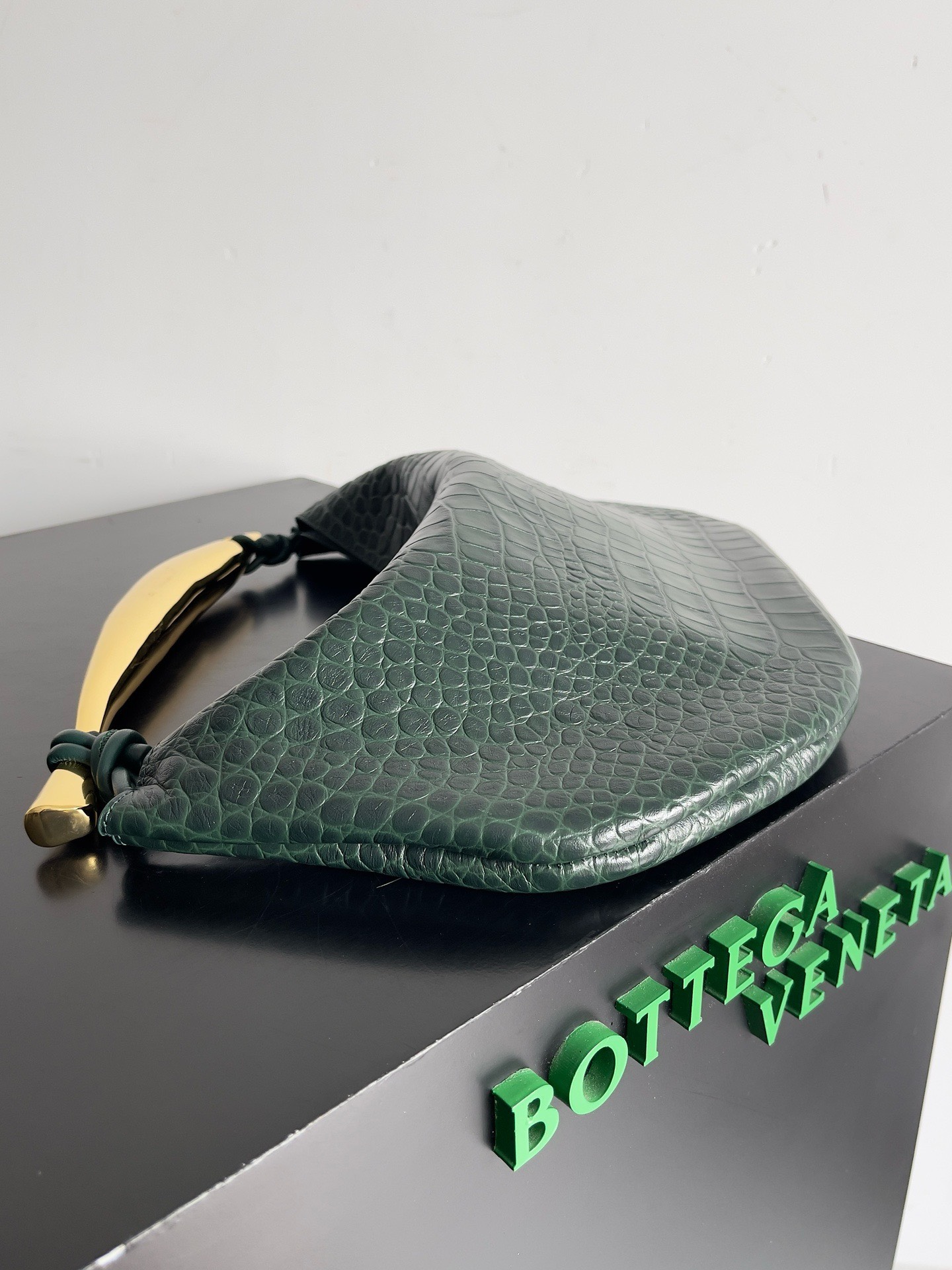 Bagsaaa B0tt*ga Ven*ta Sardine Green Crocodile top handle bag - 36x24x3cm
