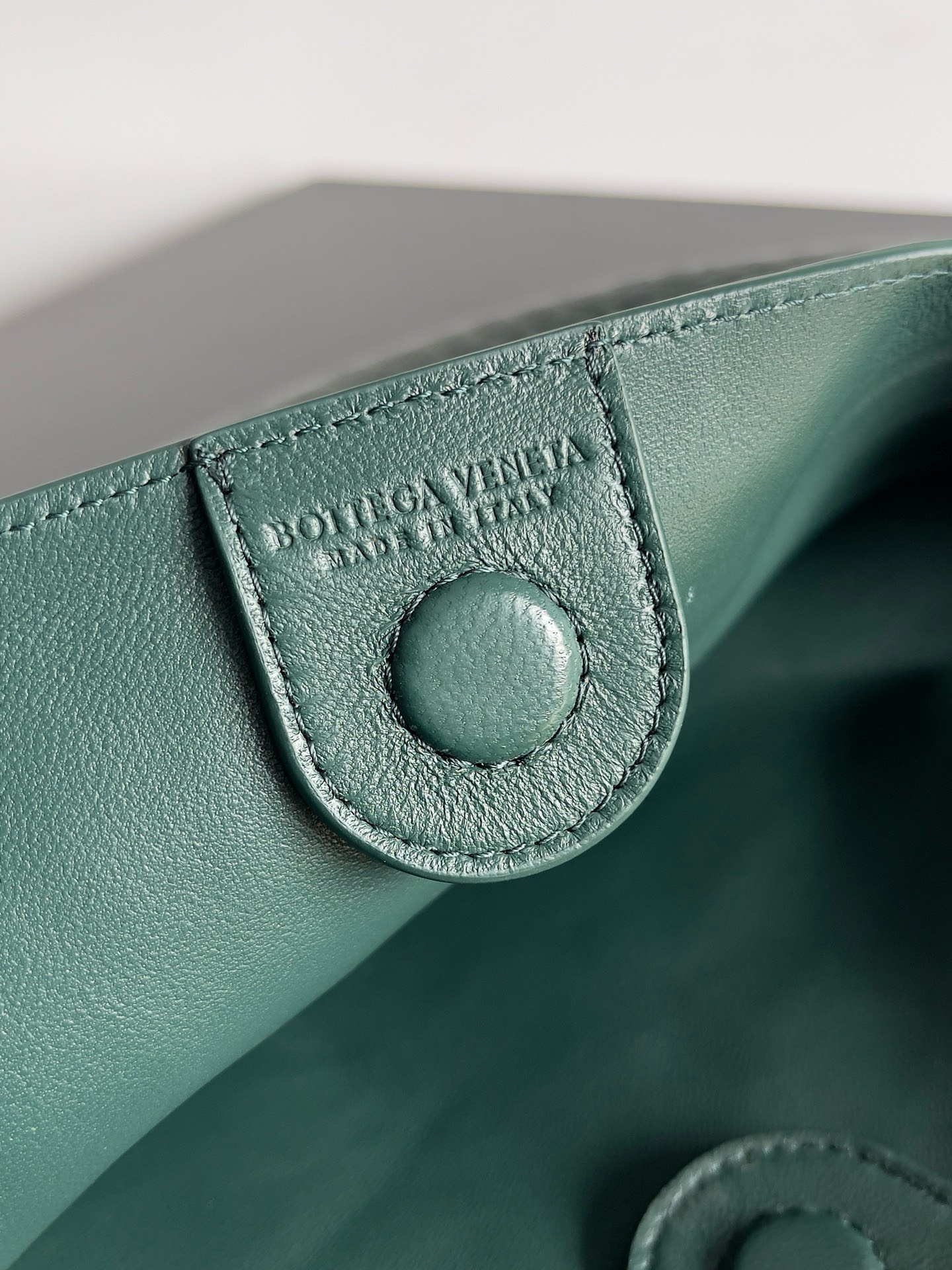Bagsaaa B0tt*ga Ven*ta Sardine Green Crocodile top handle bag - 36x24x3cm