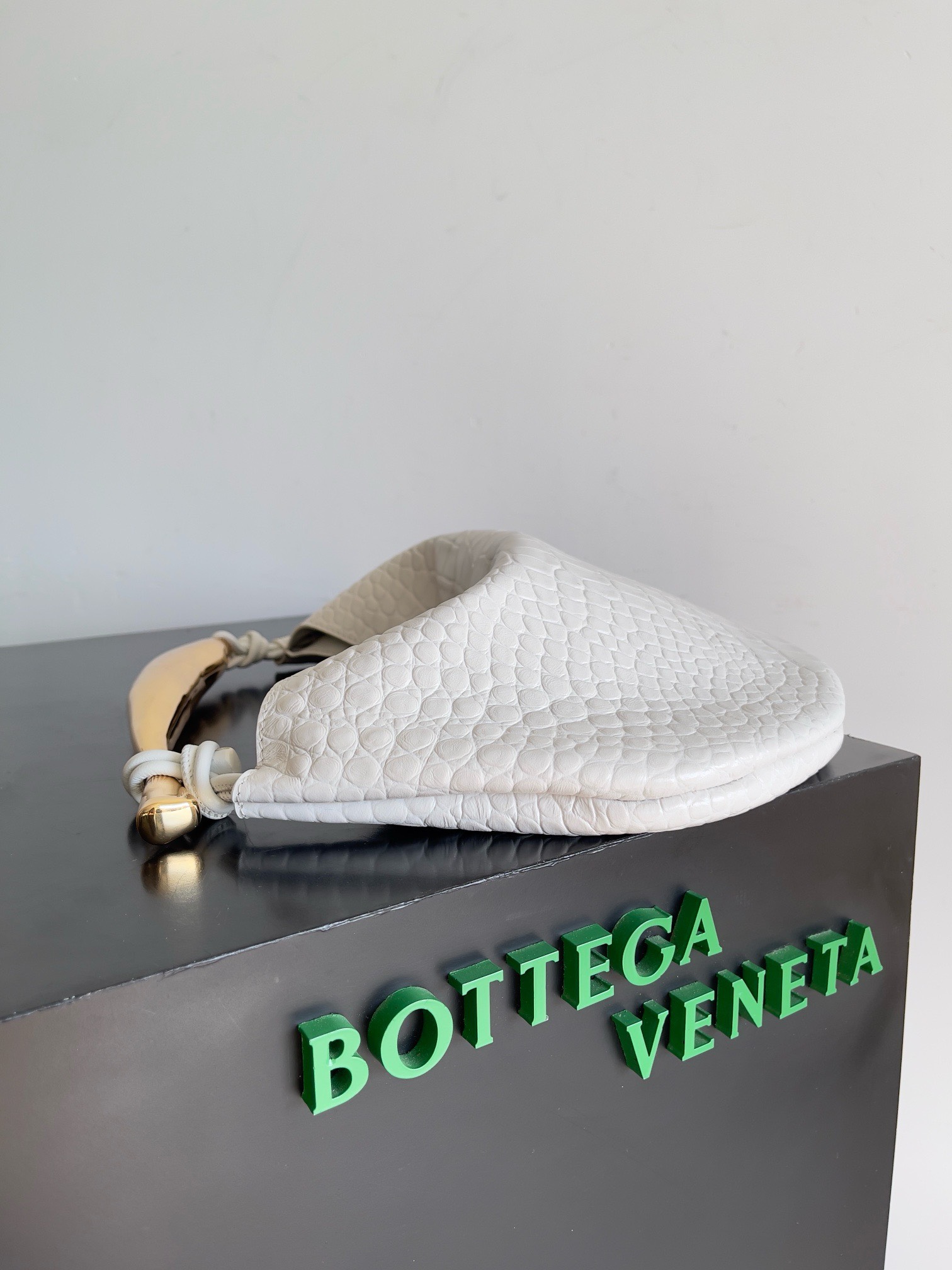 Bagsaaa B0tt*ga Ven*ta Sardine White Crocodile top handle bag - 36x24x3cm