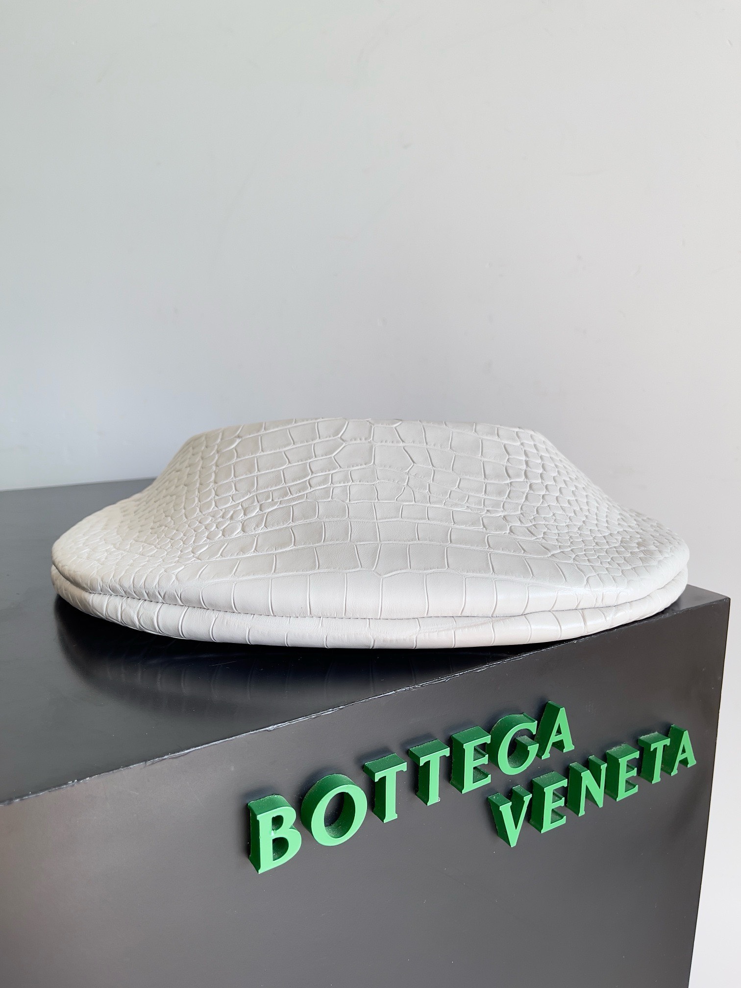 Bagsaaa B0tt*ga Ven*ta Sardine White Crocodile top handle bag - 36x24x3cm