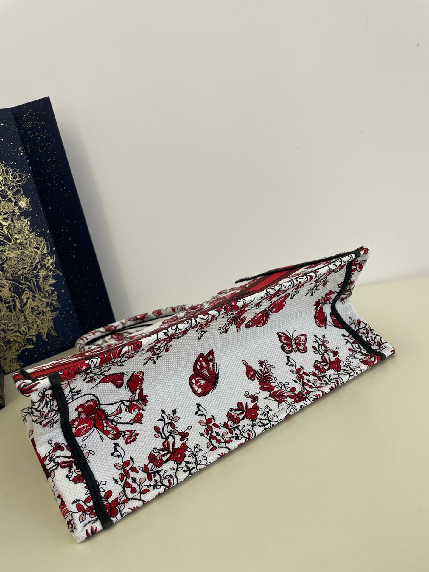 Bagsaaa D10r Lady Medium Book Tote Red Butterfly Around The World Embroidery - 36x18x28cm