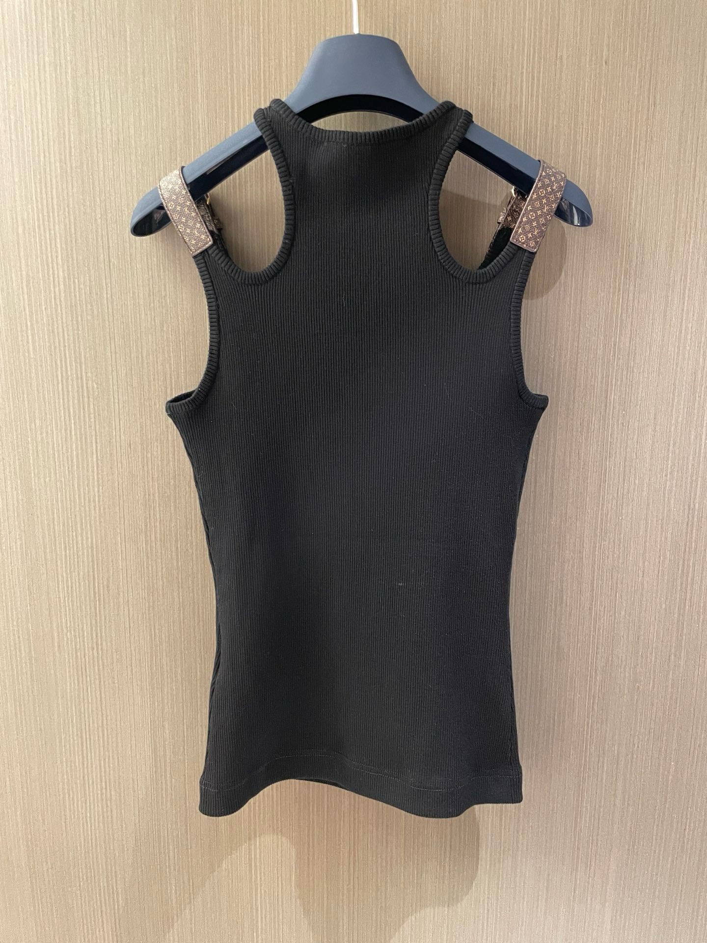 Bagsaaa L0vis Vvtt0n Black Eyelet Tab Tank Top