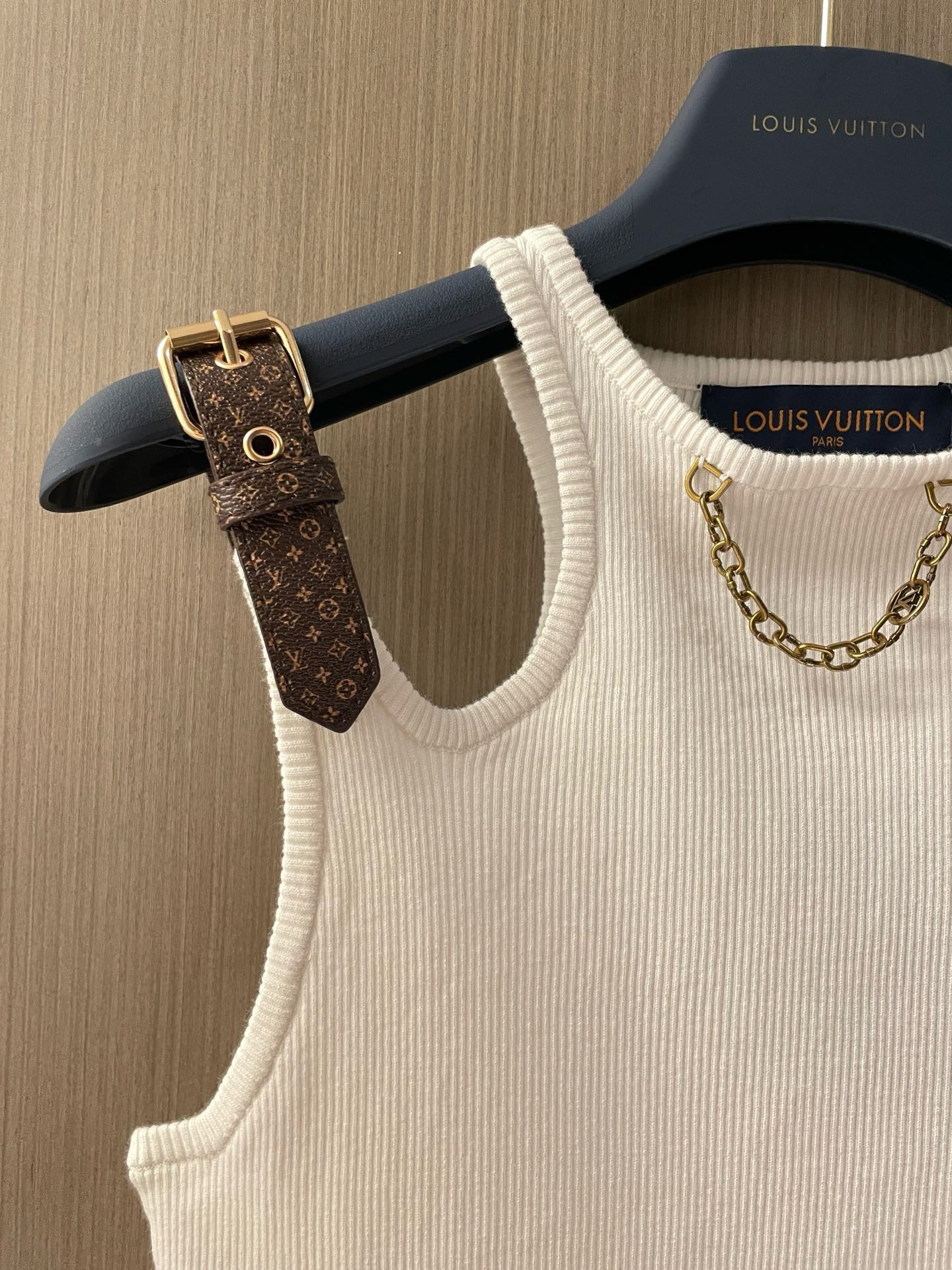 Bagsaaa L0vis Vvtt0n White Eyelet Tab Tank Top