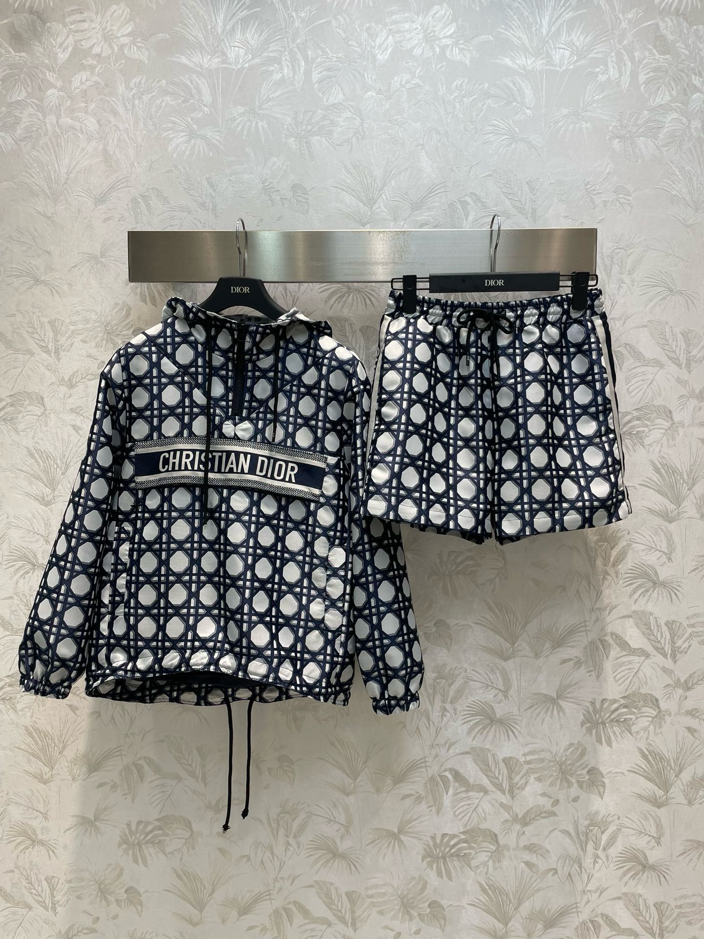 Bagsaaa D10r Macrocannage Short-Sleeved Hooded Short Anorak and Skirt