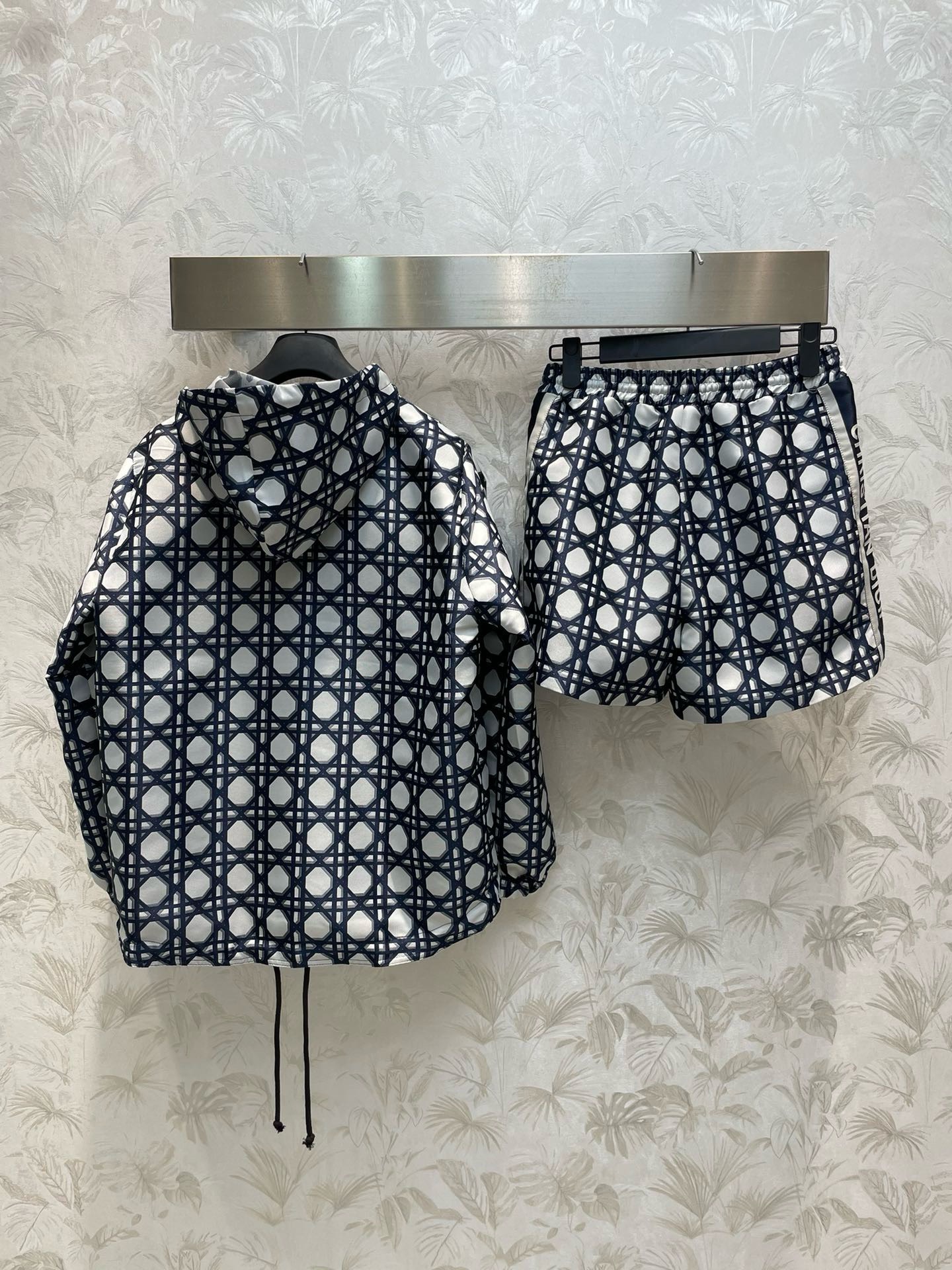 Bagsaaa D10r Macrocannage Short-Sleeved Hooded Short Anorak and Skirt