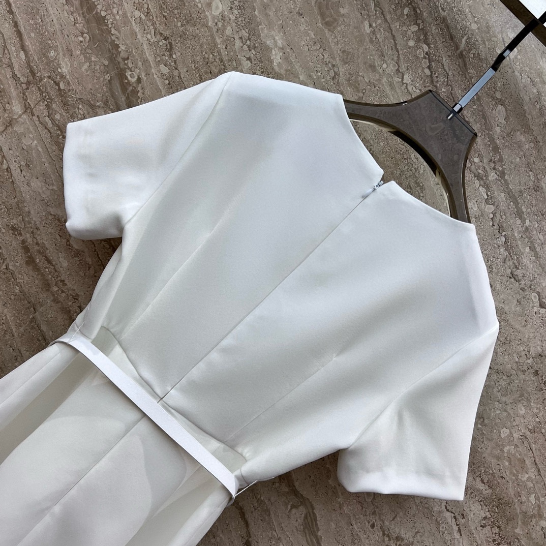 Bagsaaa Va1e*ntin0 Garavani logo-plaque mini dress