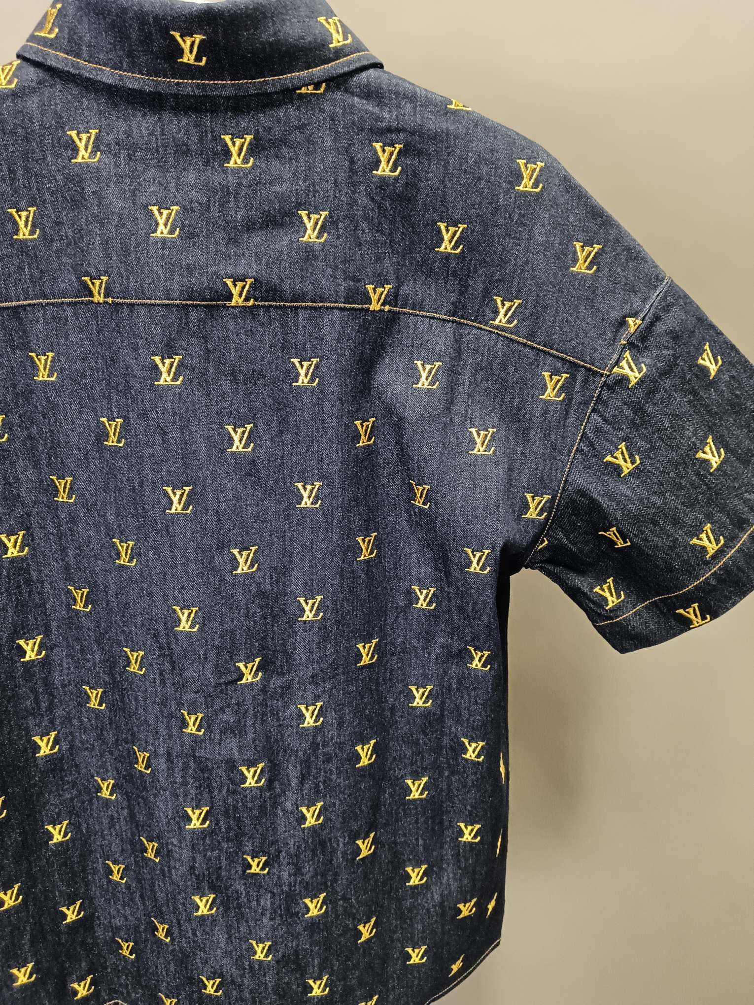 Basgaaa L0vis Vvtt0n Embroidered Signature Short-Sleeved Denim Shirt