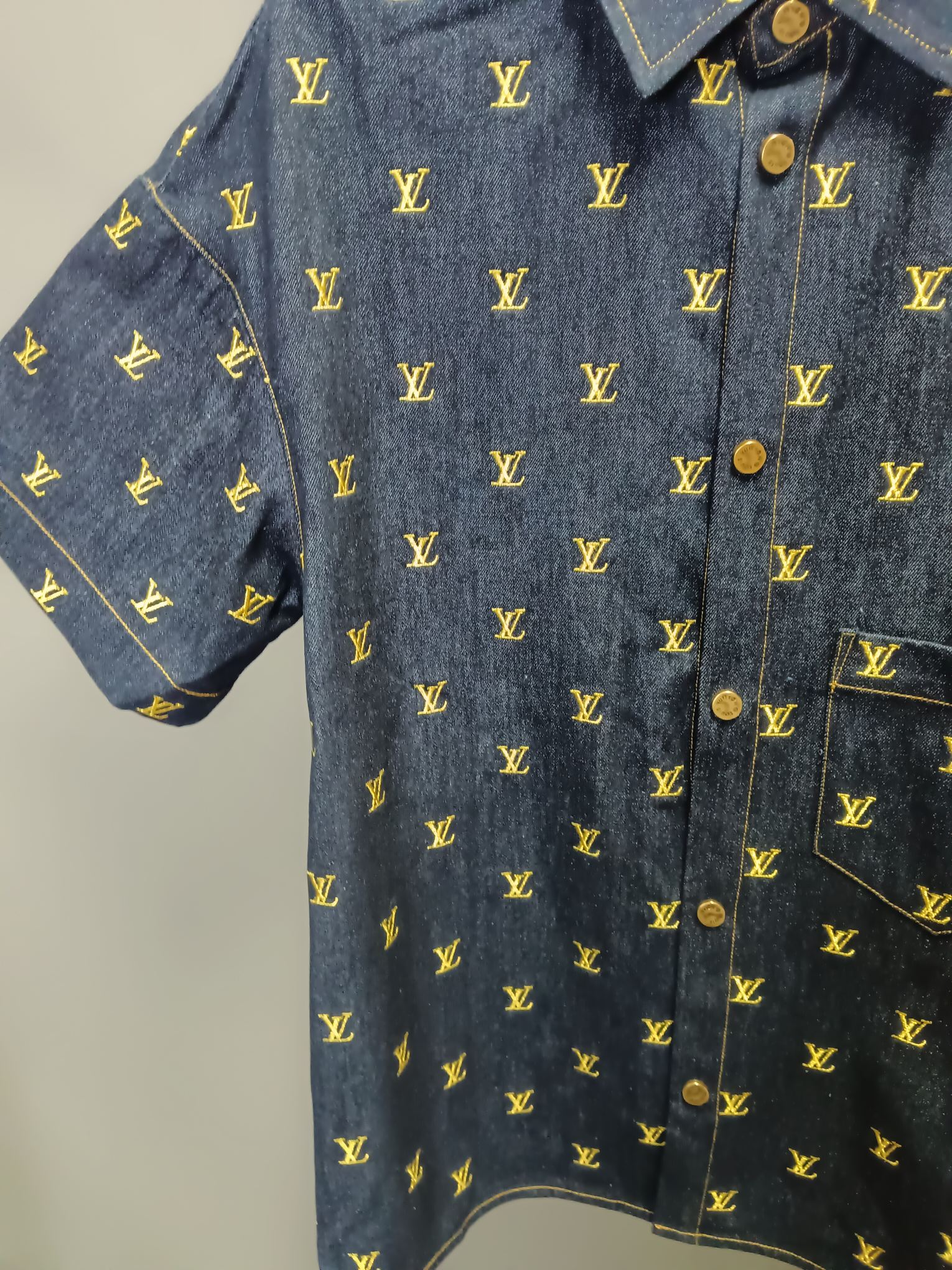 Basgaaa L0vis Vvtt0n Embroidered Signature Short-Sleeved Denim Shirt