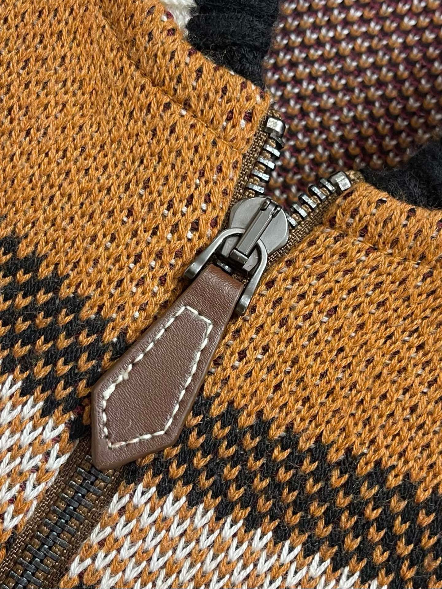 Bagsaaa Bv*b*rry BROWN ‘Kennard’ cashmere sweater