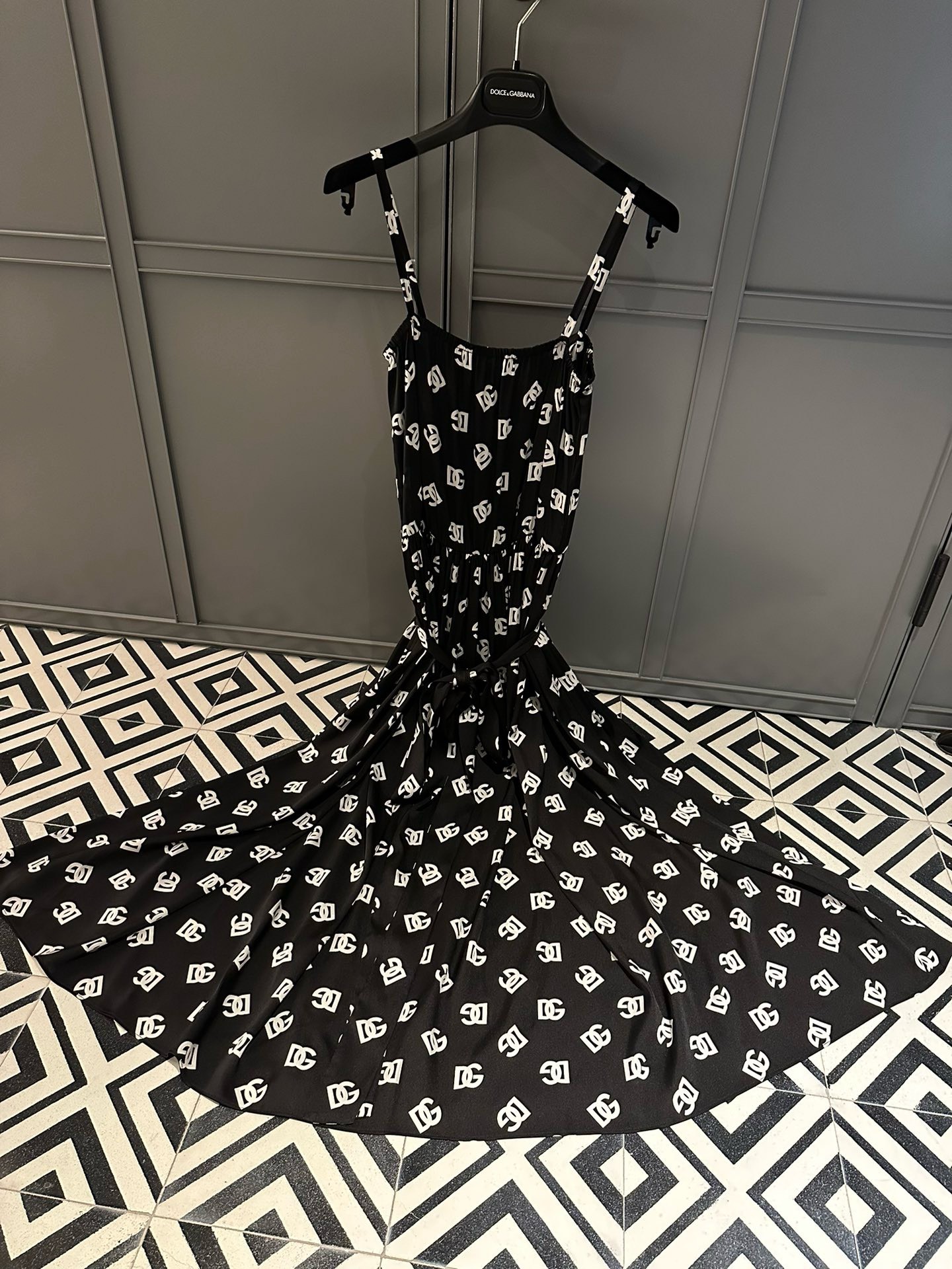 BAGSAAA DOLCE&GABBANA BLACK SILK MIDI DRESS WITH LOGO MONOGRAM PRINT