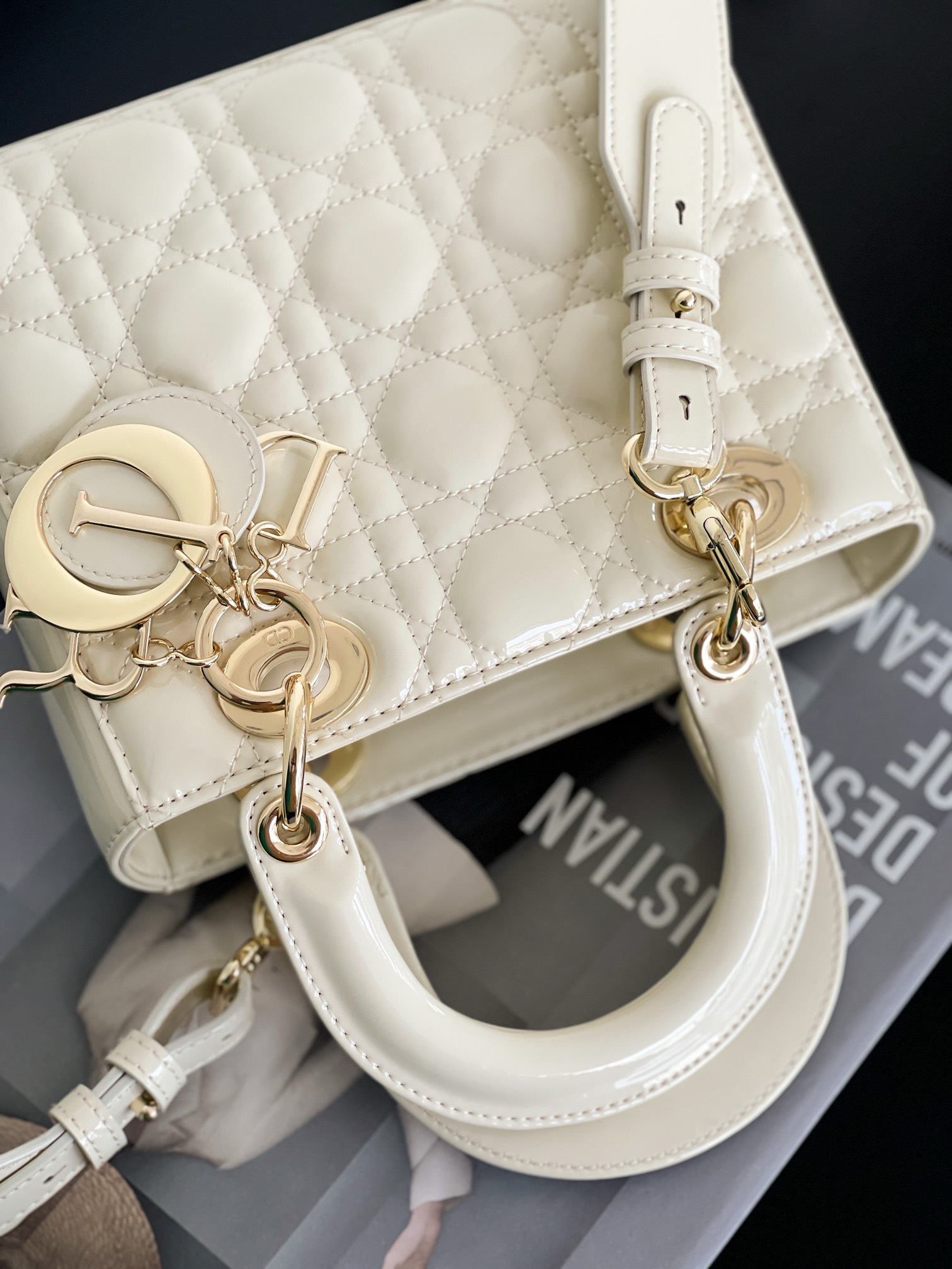 Bagsaaa D10r Small Lady Bag White Patent Cannage Calfskin 20cm