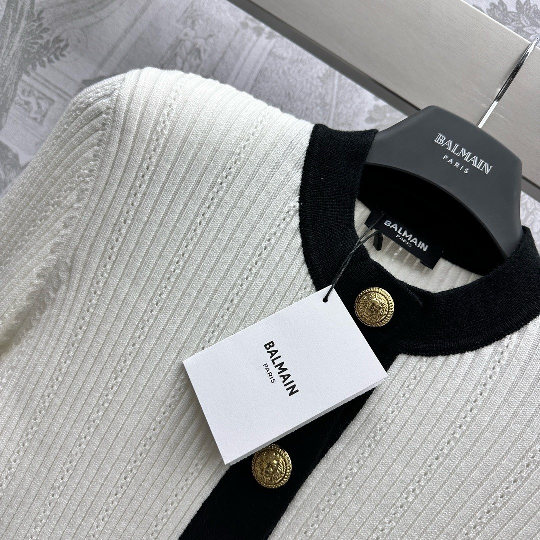 Bagsaaa Balmain Buttoned Round Neck Knit Cardigan