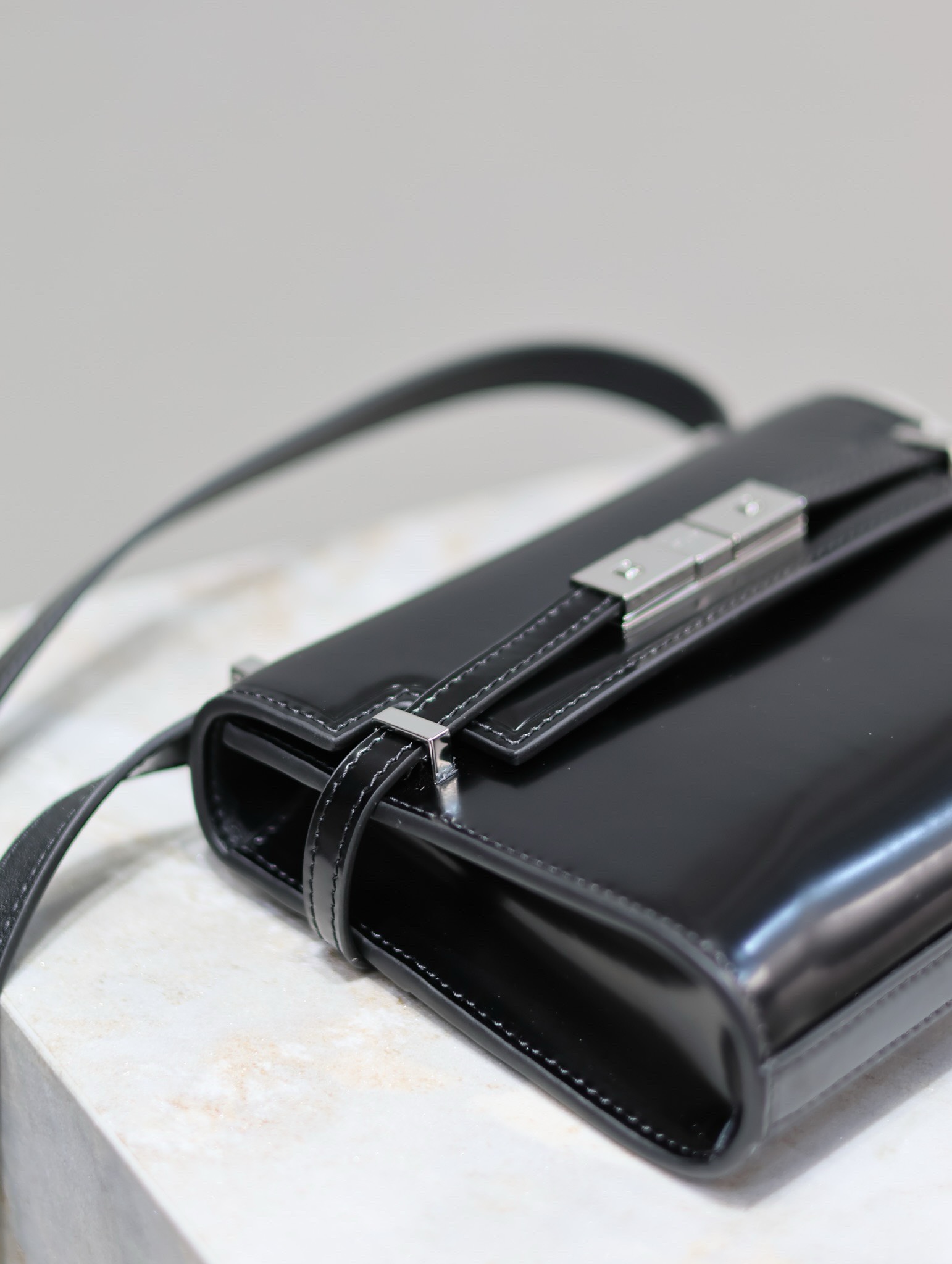 Bagsaaa Manhattan Mini Black Bag - 19x14x4cm