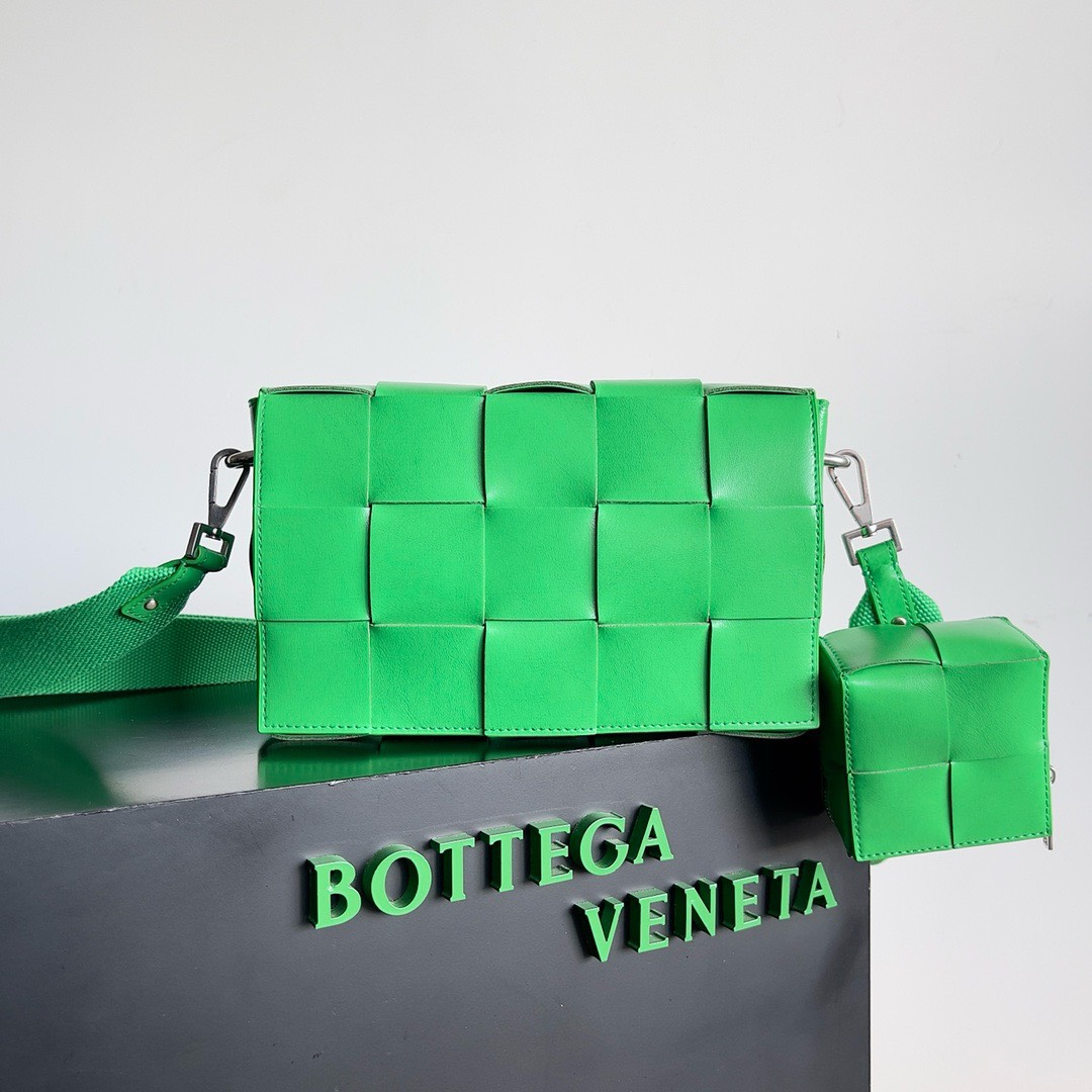 Bagsaaa B0tt*ga Ven*ta Intrecciato-weave leather cross-body bag green - 26x16x6.5cm