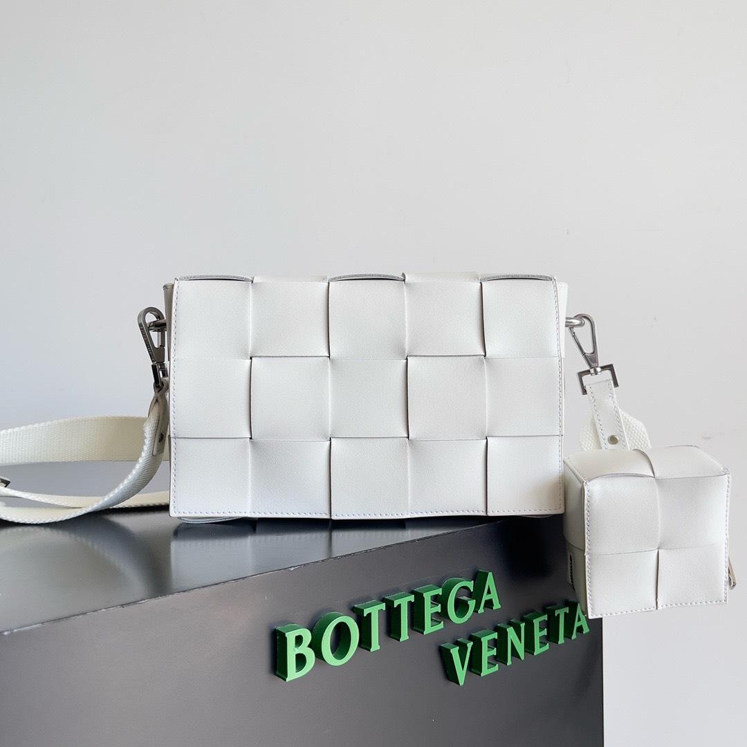 Bagsaaa B0tt*ga Ven*ta Intrecciato-weave leather cross-body bag White - 26x16x6.5cm