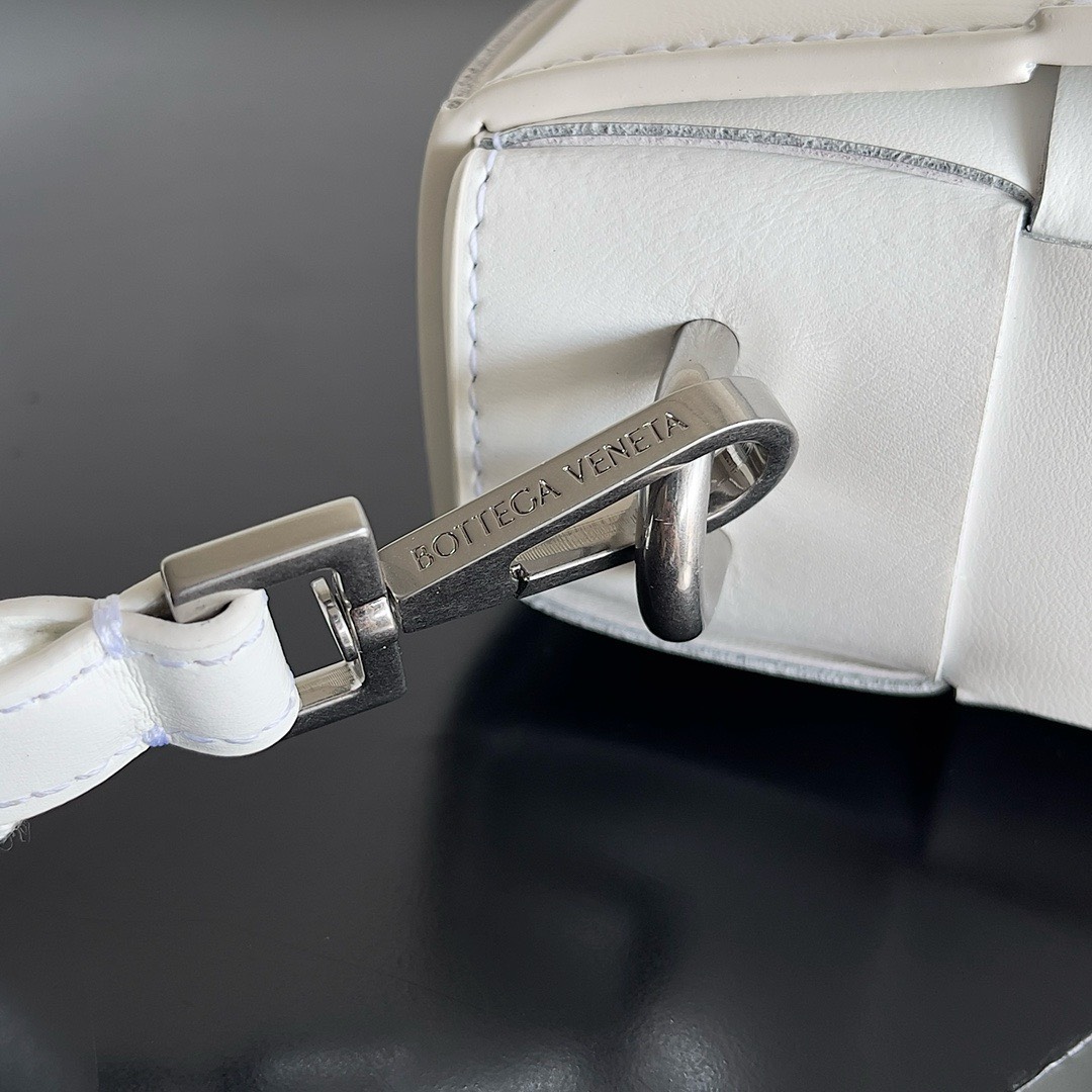 Bagsaaa B0tt*ga Ven*ta Intrecciato-weave leather cross-body bag White - 26x16x6.5cm
