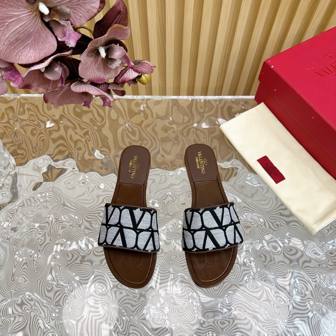 Bagsaaa Va1e*ntin0 Garavani Toile Iconographe Sandals Black/White