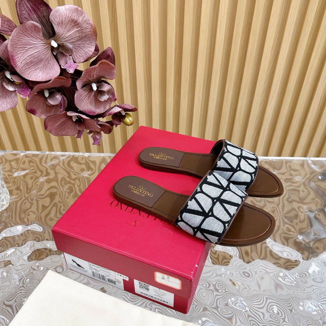 Bagsaaa Va1e*ntin0 Garavani Toile Iconographe Sandals Black/White
