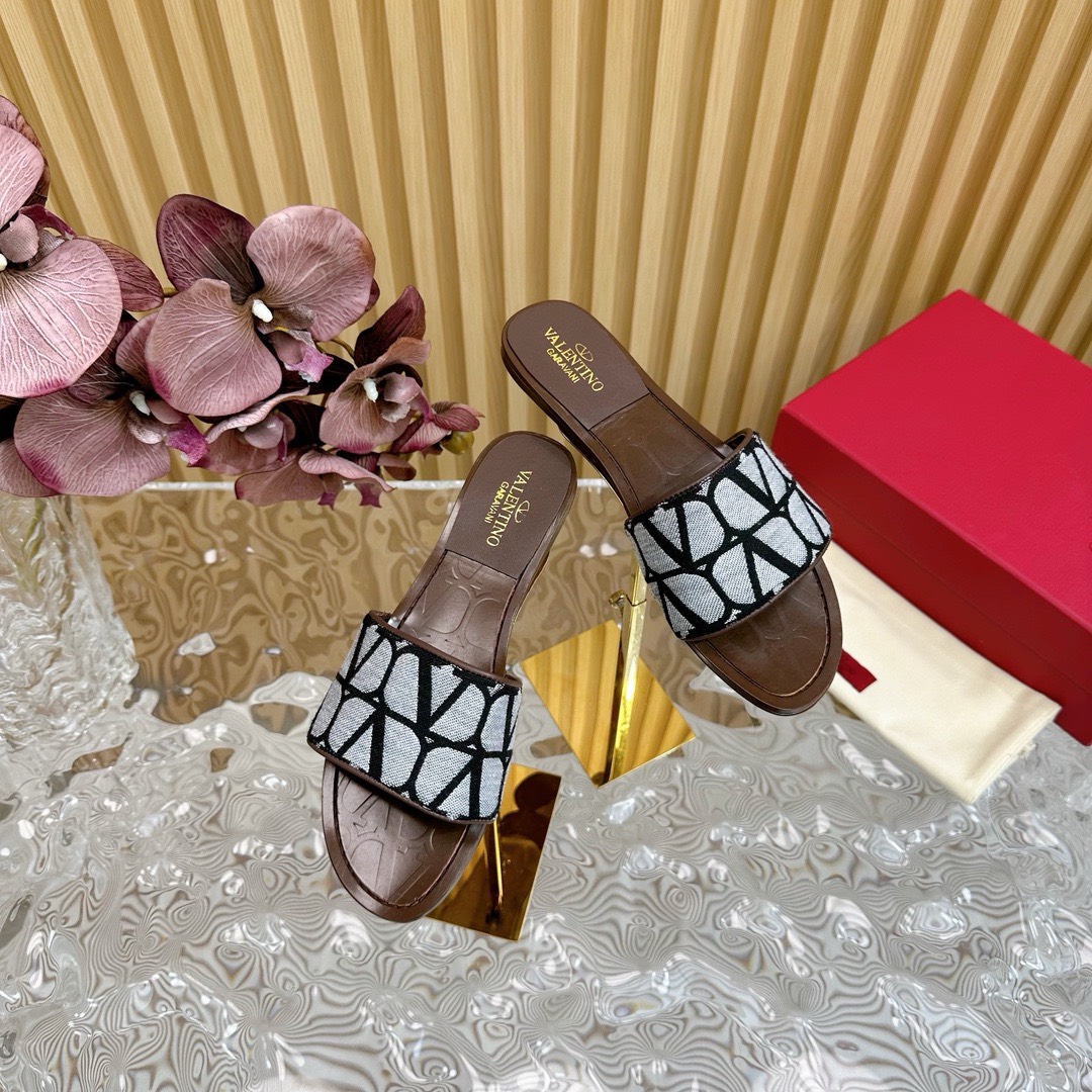 Bagsaaa Va1e*ntin0 Garavani Toile Iconographe Sandals Black/White
