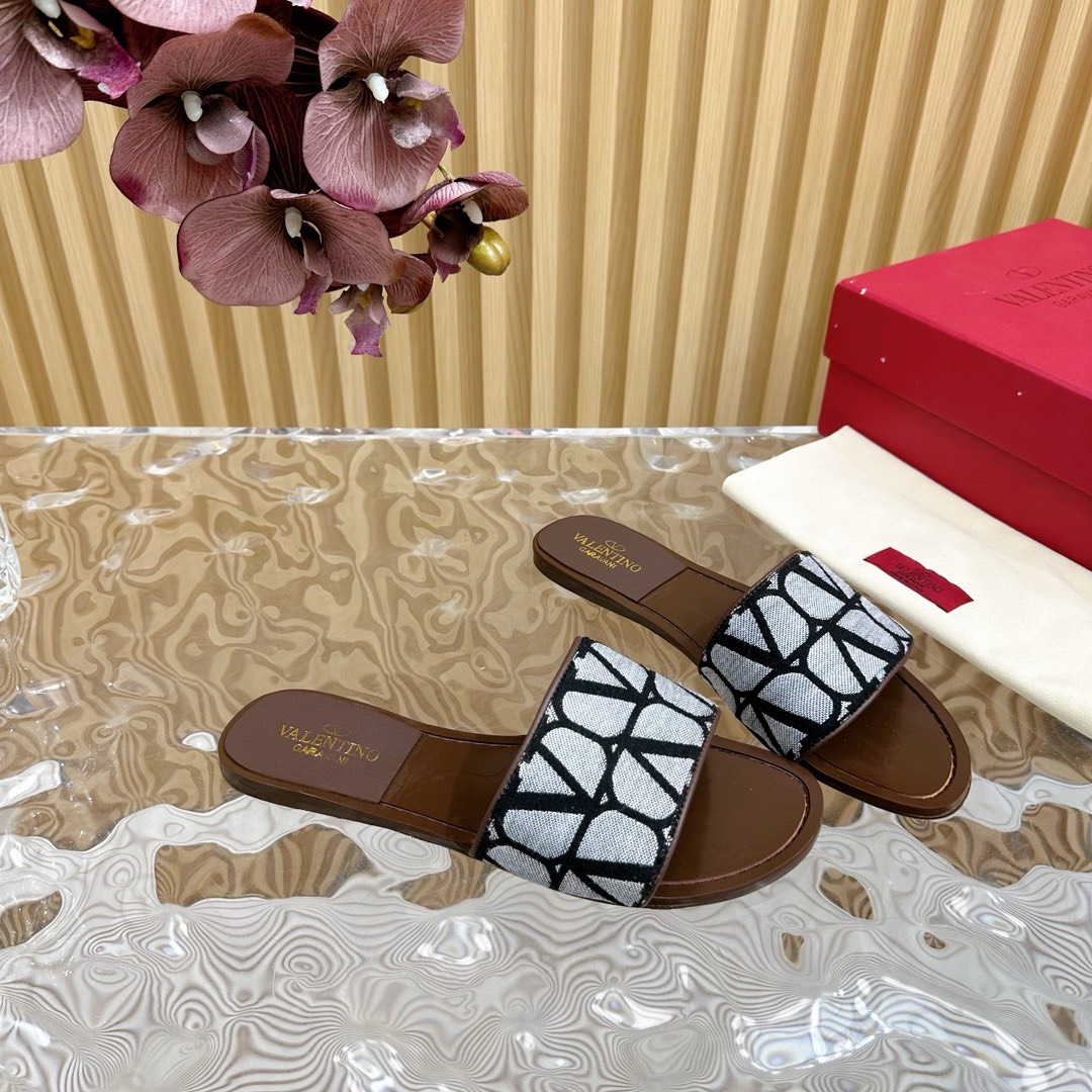 Bagsaaa Va1e*ntin0 Garavani Toile Iconographe Sandals Black/White