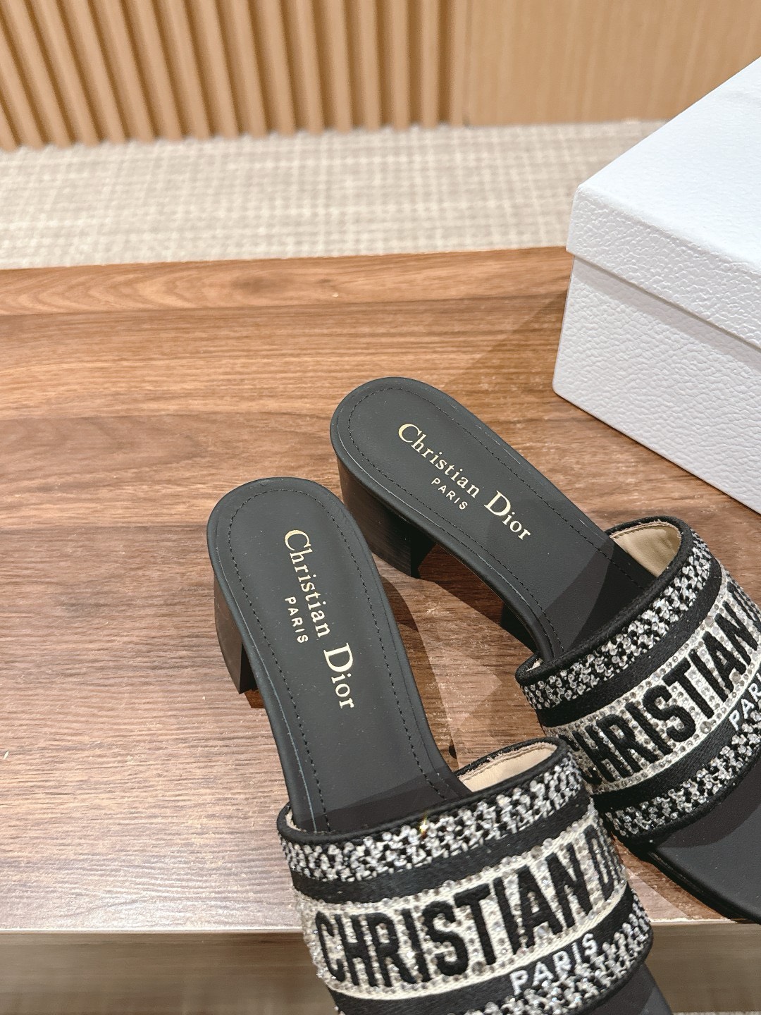 Bagsaaa D10r Dway Sandals
