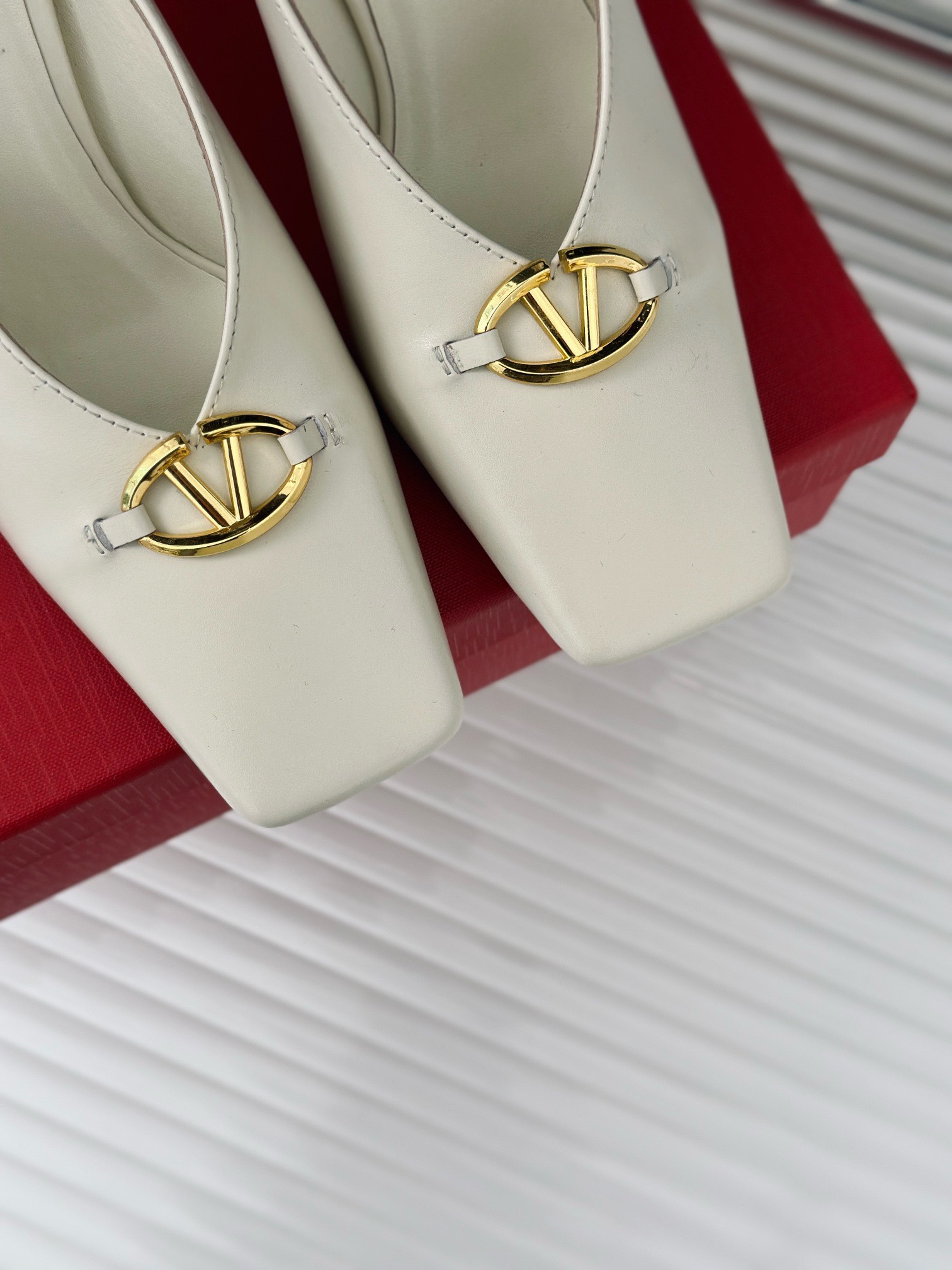 Bagsaaa Va1e*ntin0 White Pump