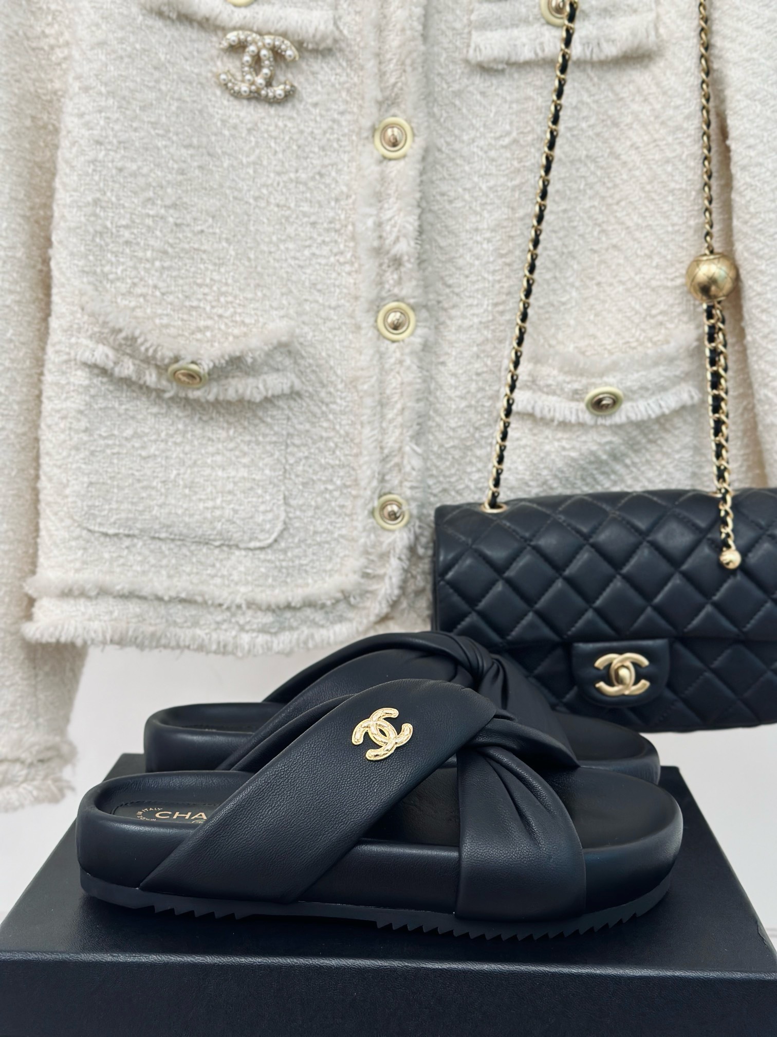 BAGSAAA Ch**el TWISTED LEATHER BUBBLE SLIDES