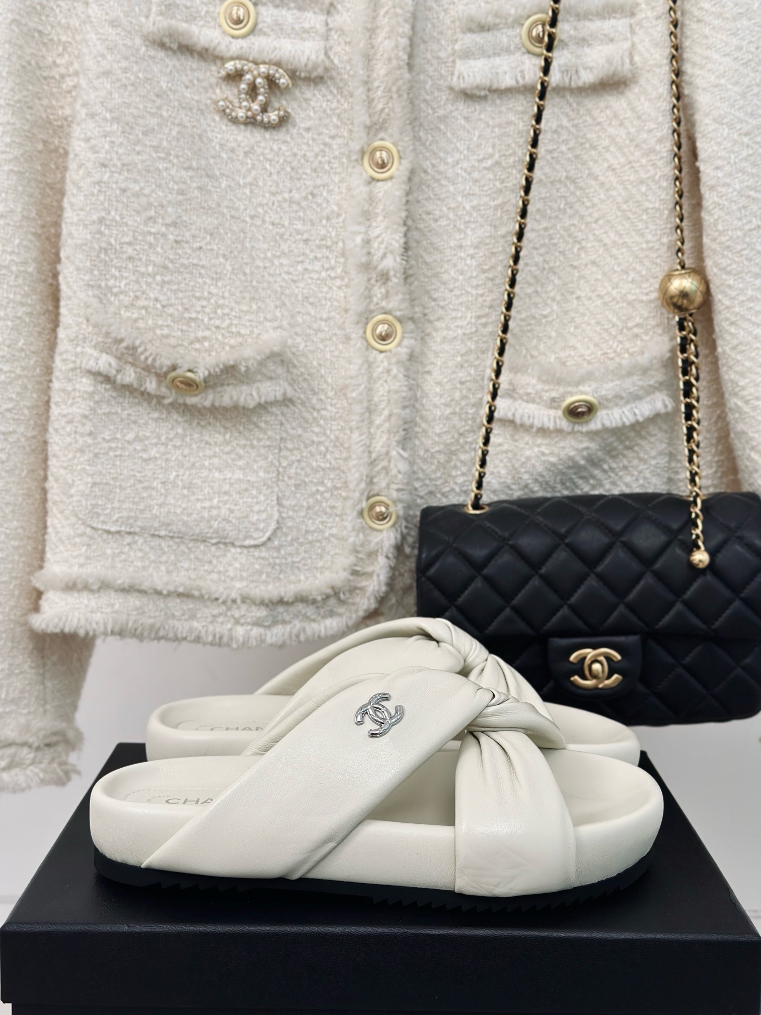 BAGSAAA Ch**el TWISTED LEATHER BUBBLE SLIDES