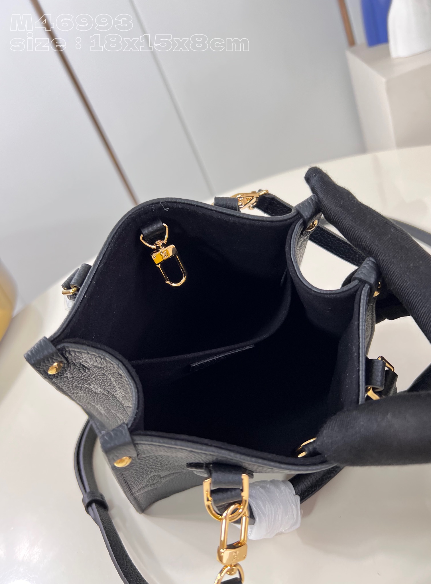 Bagsaaa L0vis Vvtt0n M46993 OnTheGo BB Black - 18 x 15 x 8.5 cm