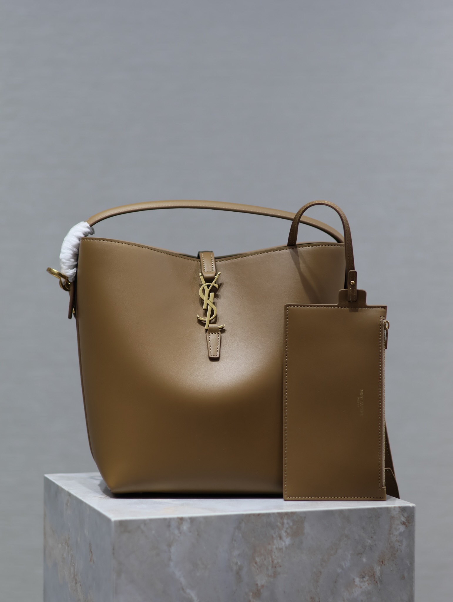 Bagsaaa Le 37 In Dark Beige Leather 742828 - 20 X 25 X 16 CM