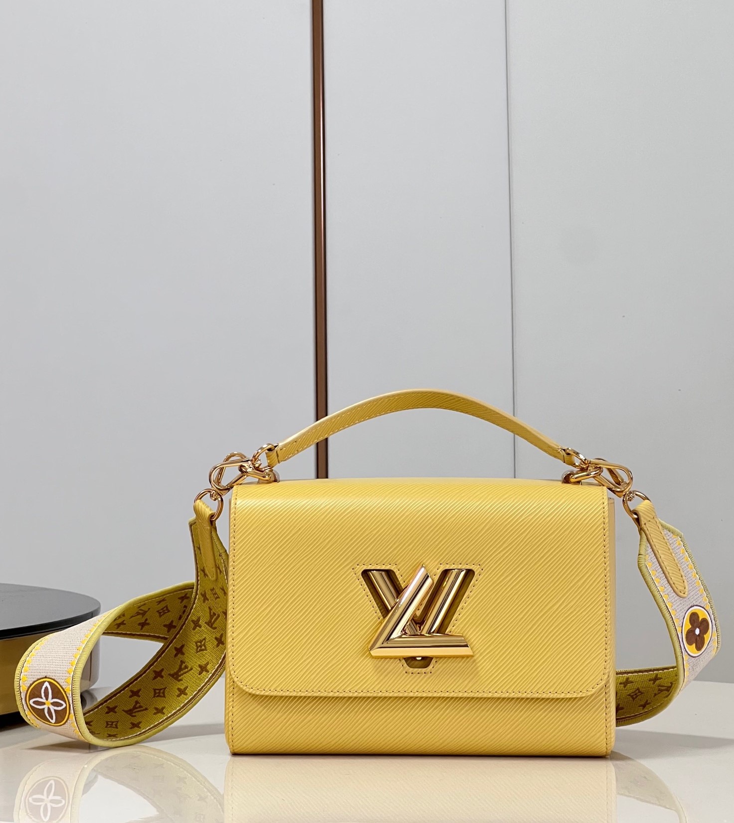 Bagsaaa L0vis Vvtt0n M22038 Twist MM Plume Yellow - 23 x 17 x 9.5 cm