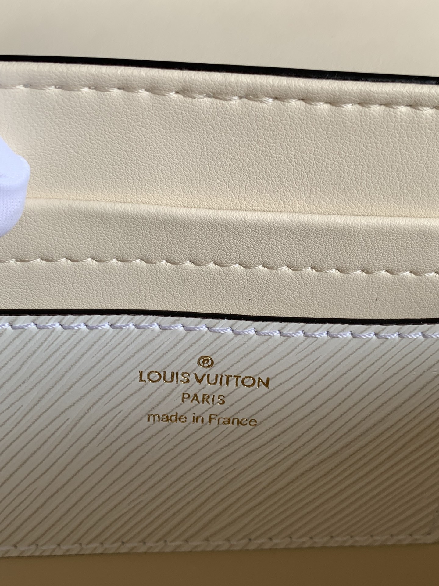 Bagsaaa L0vis Vvtt0n M21032 Twist MM White - 23 x 17 x 9.5 cm