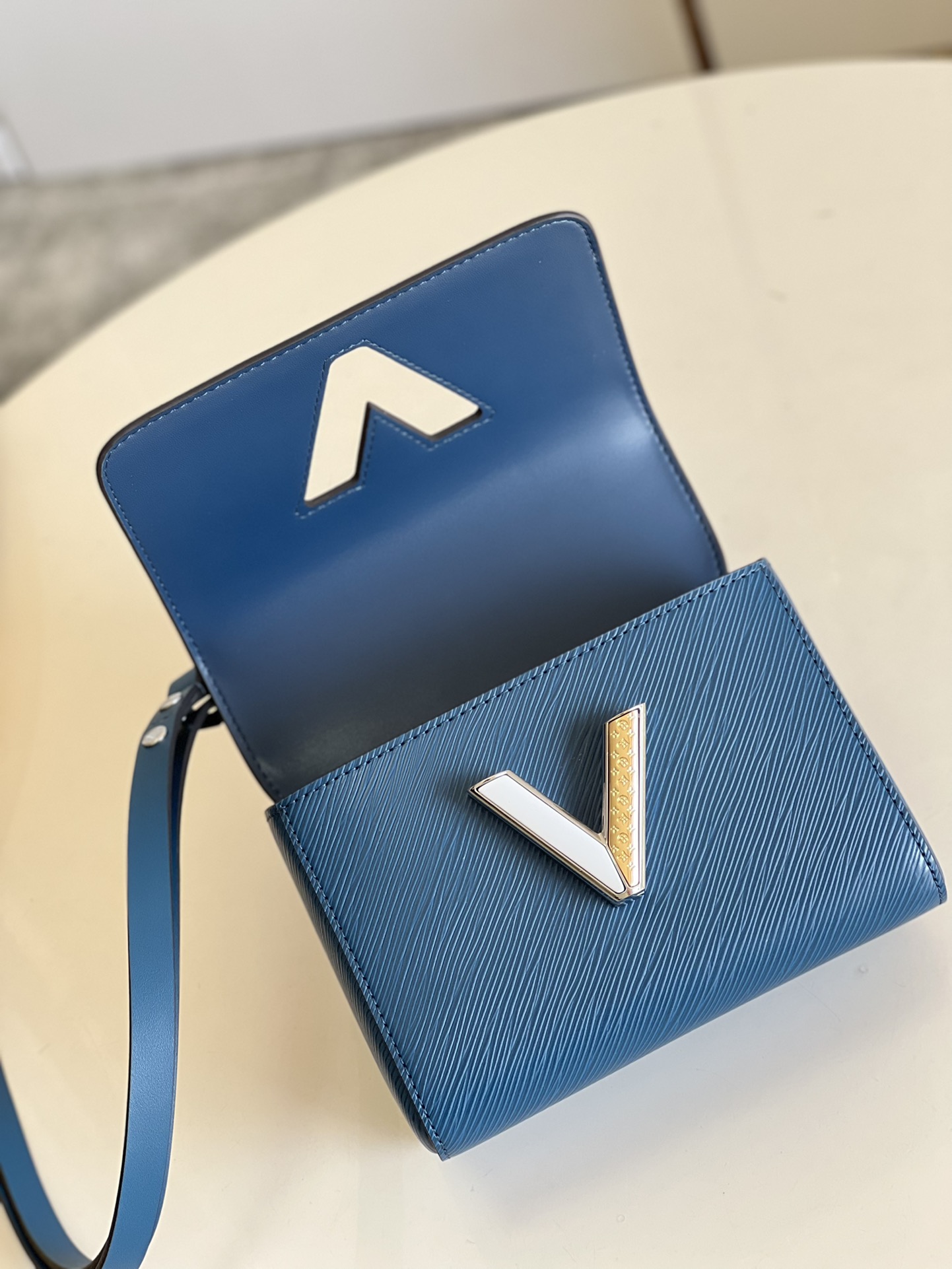 Bagsaaa L0vis Vvtt0n M21033 Twist PM Toledo Blue - 19 x 15 x 9 cm