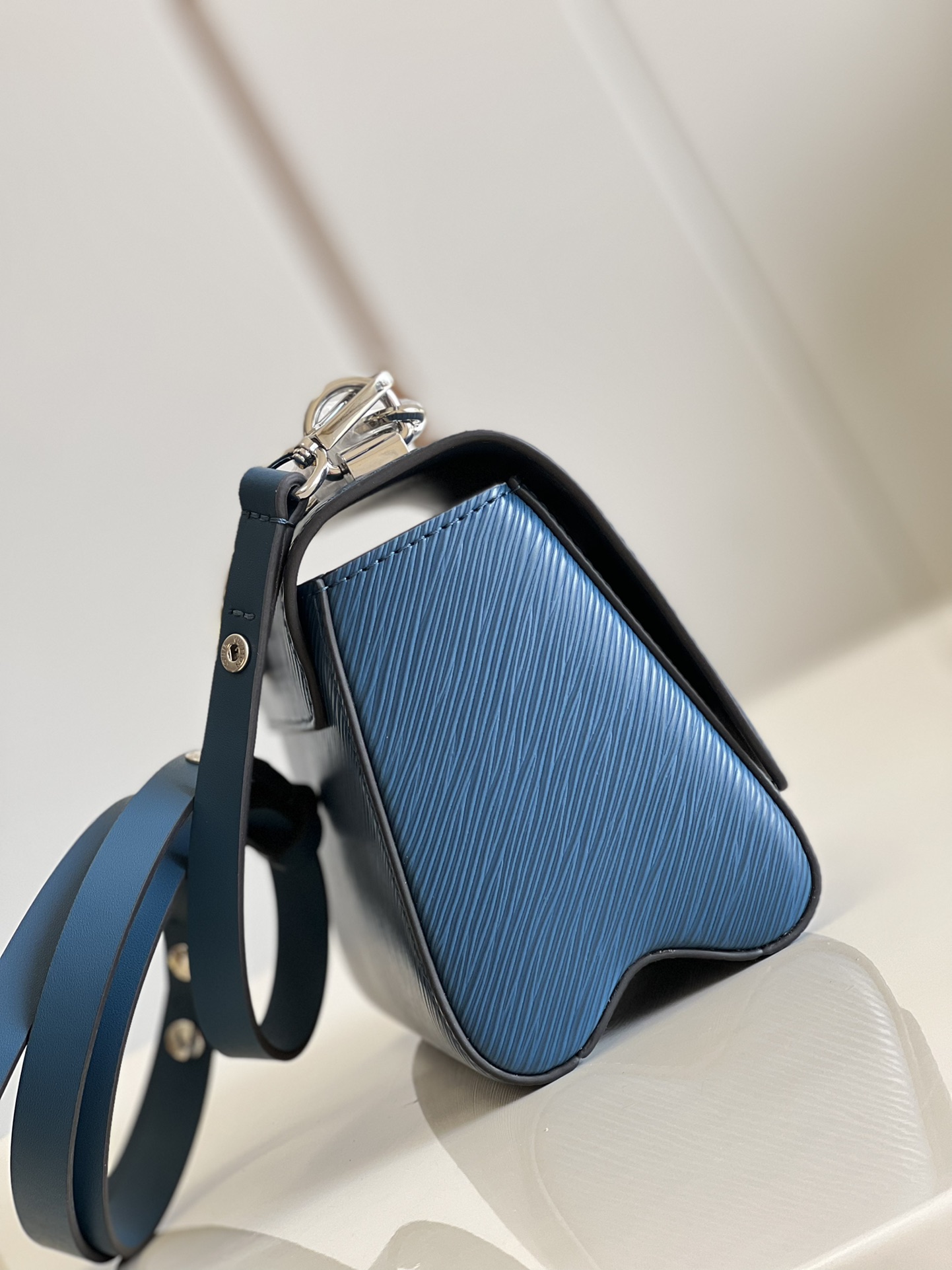 Bagsaaa L0vis Vvtt0n M21033 Twist PM Toledo Blue - 19 x 15 x 9 cm