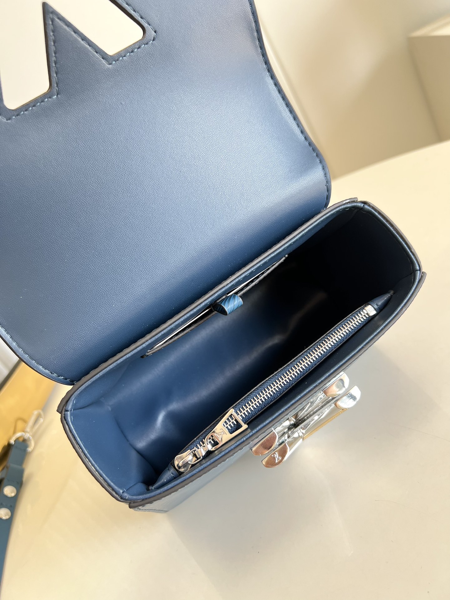 Bagsaaa L0vis Vvtt0n M21033 Twist PM Toledo Blue - 19 x 15 x 9 cm