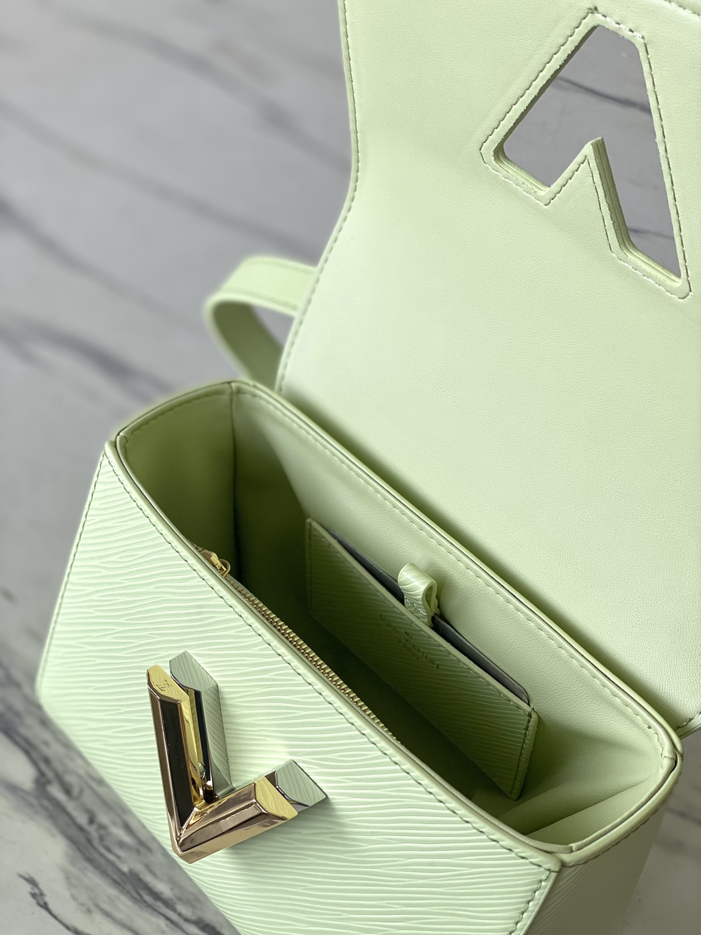 Bagsaaa L0vis Vvtt0n M22768 Twist PM Green - 19 x 15 x 9 cm