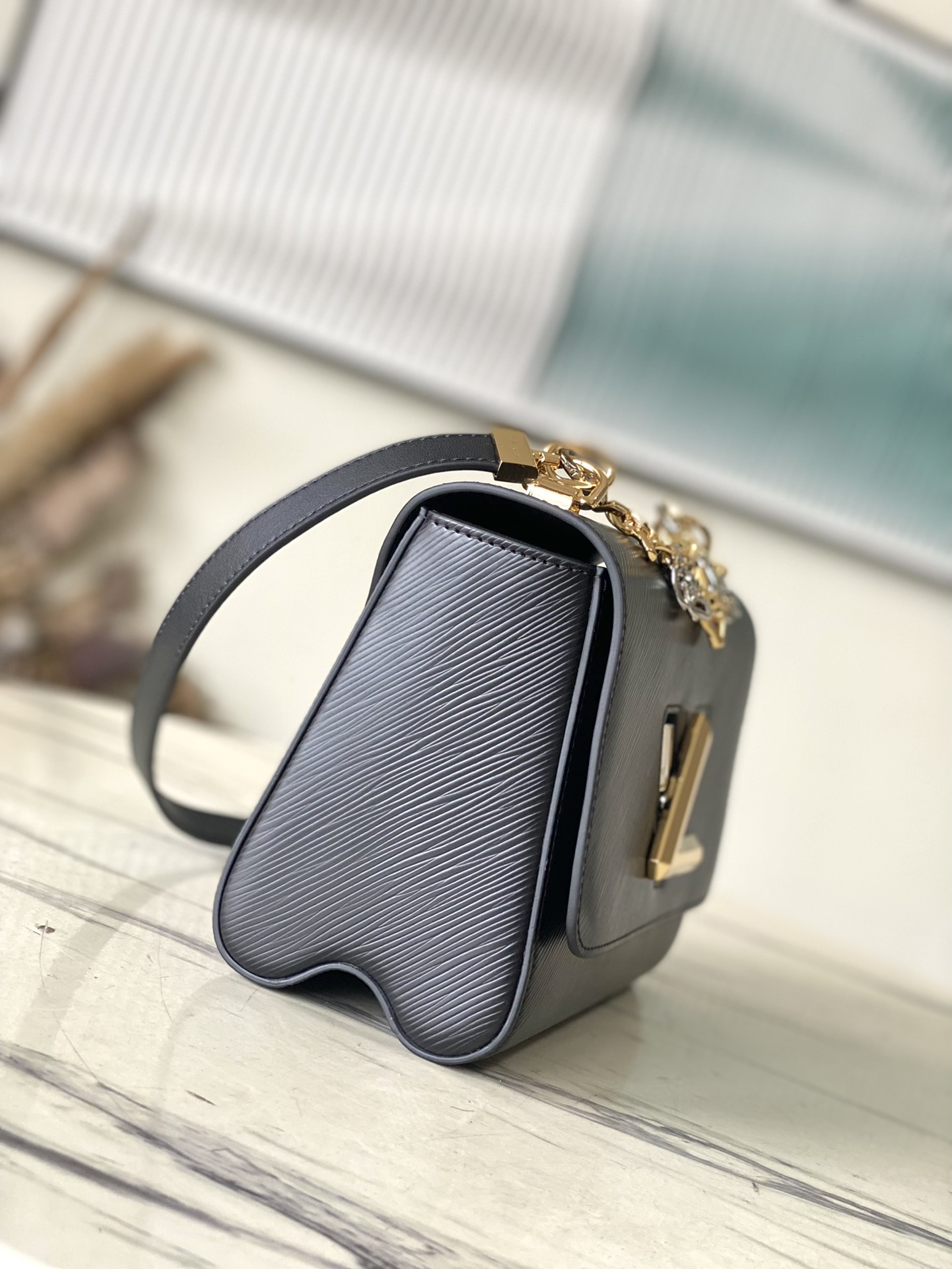 Bagsaaa L0vis Vvtt0n M22773 Twist MM Black - 23 x 17 x 9.5 cm