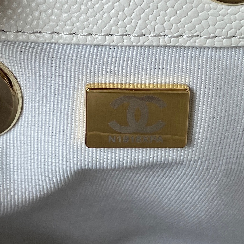 Bagsaaa Ch**el Small Backpack Grained Shiny Calfskin AS3787 White - 17.5-16.5-10 cm