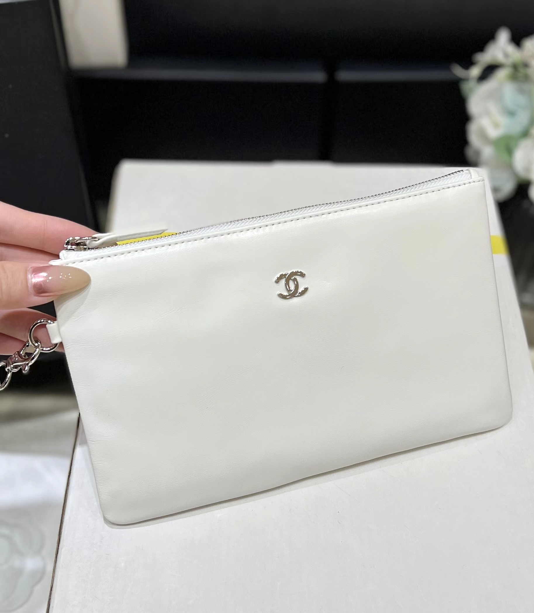 Bagsaaa Ch**el 22 Small Handbag White & Rainbow Logo AS3260 - 35 × 37 × 7 cm