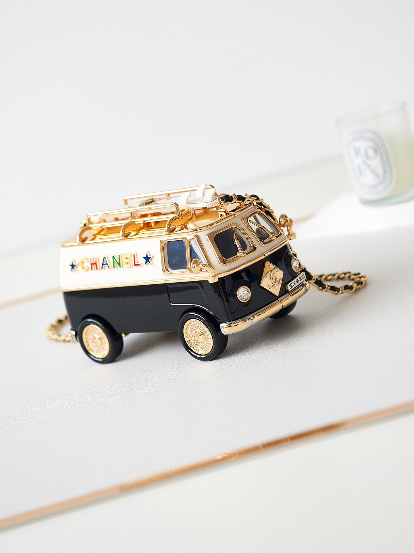 Bagsaaa Ch**el Mini Van Minaudiere Black/White/Gold AS4590 - 9.4 × 16 × 8.7 cm