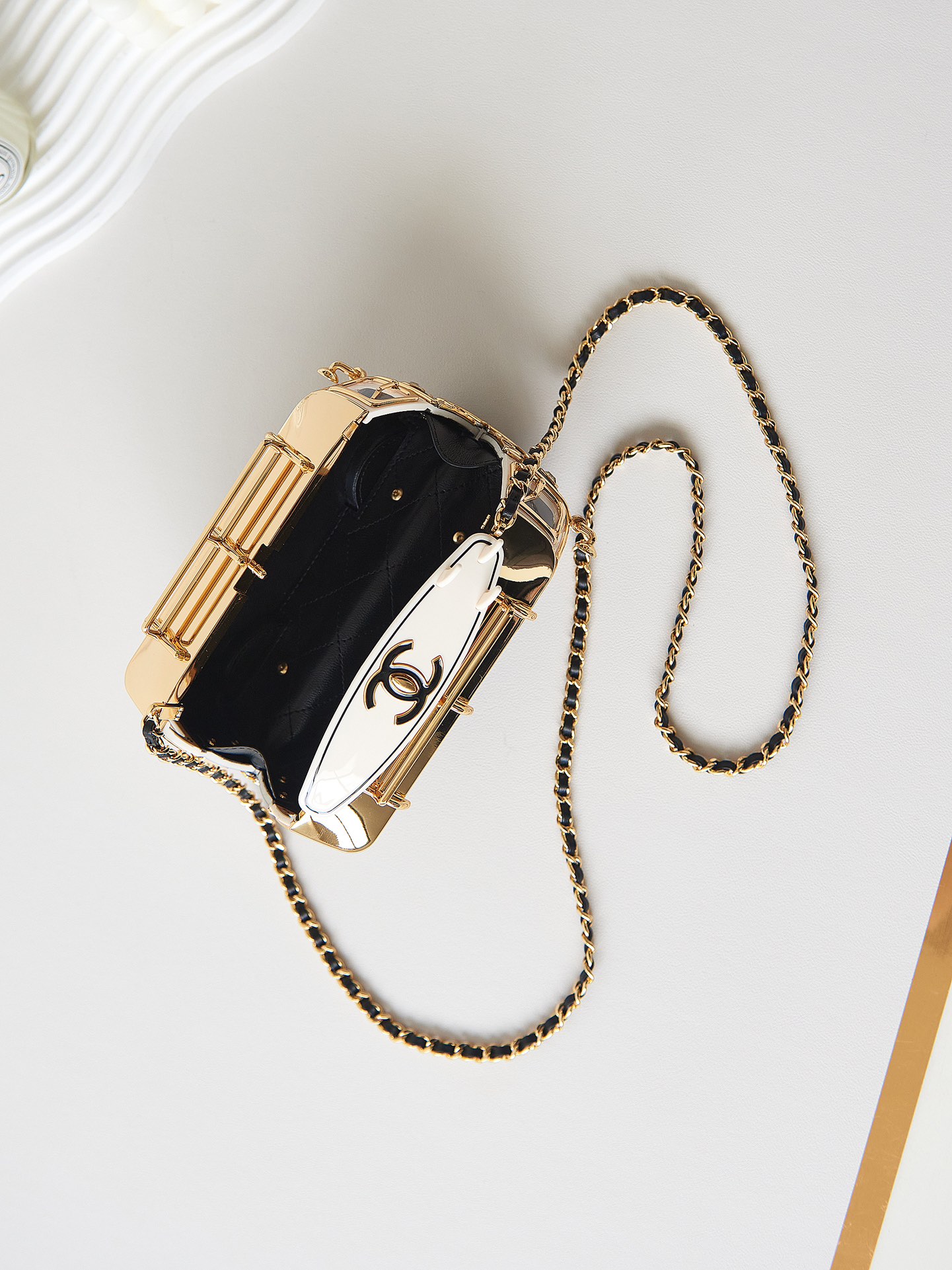 Bagsaaa Ch**el Mini Van Minaudiere Black/White/Gold AS4590 - 9.4 × 16 × 8.7 cm