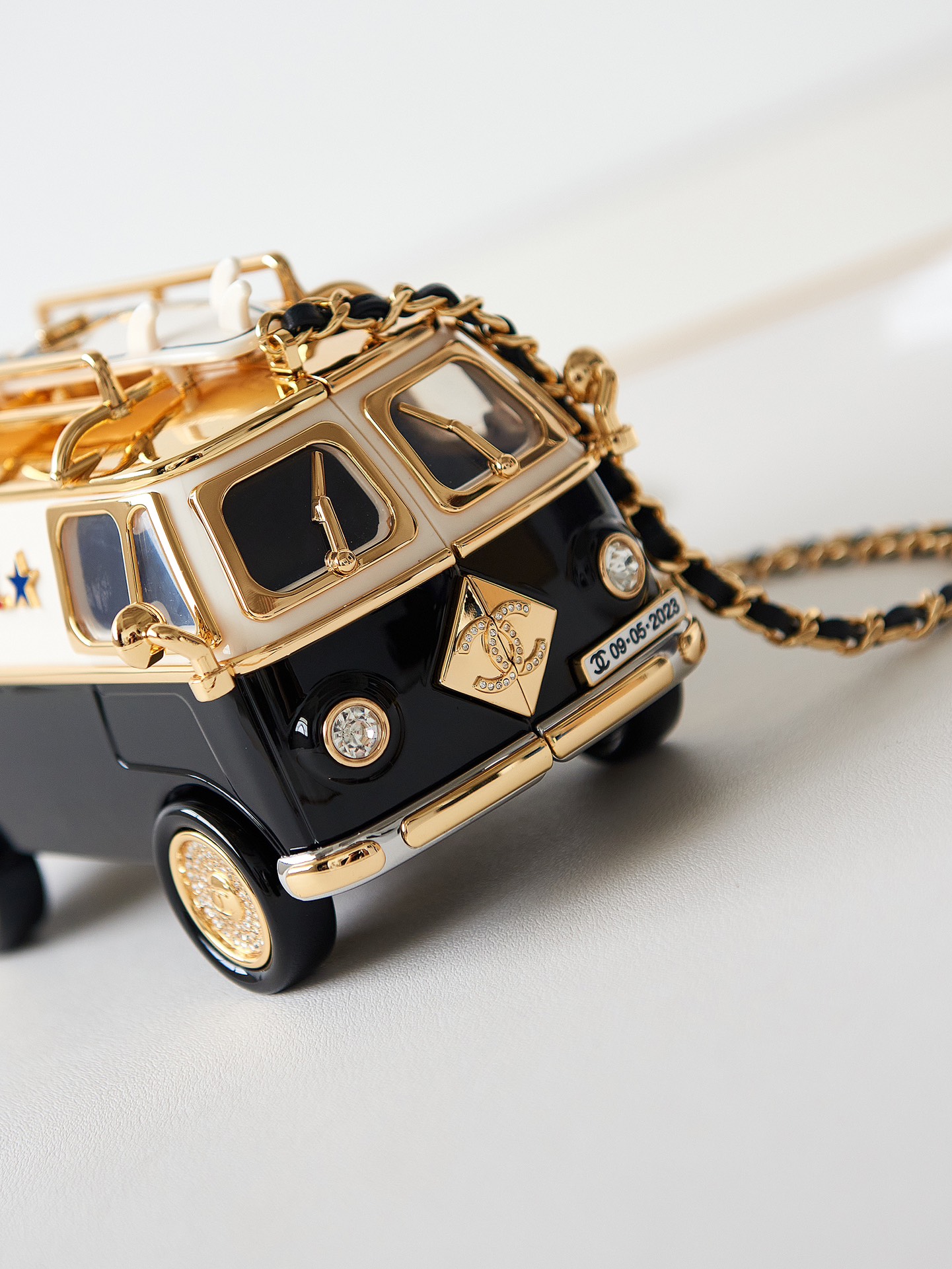 Bagsaaa Ch**el Mini Van Minaudiere Black/White/Gold AS4590 - 9.4 × 16 × 8.7 cm