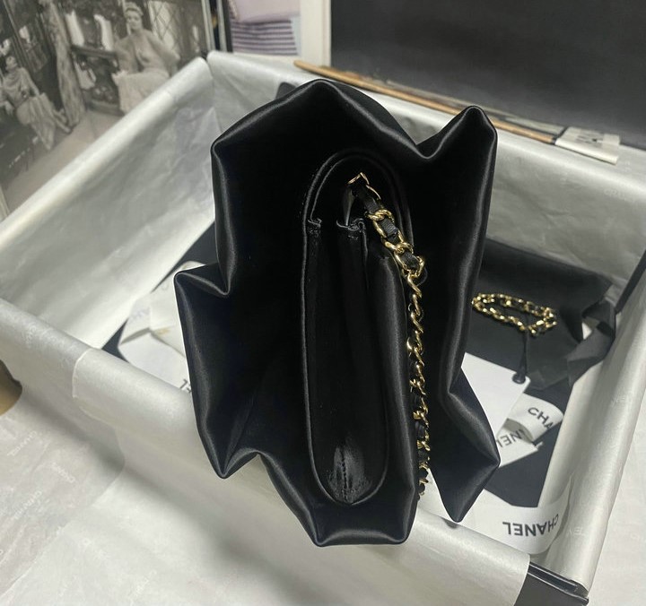 Bagsaaa Ch**el Clutch Satin & Gold-Tone Metal Black AS4098 - 20 × 20 × 4 cm