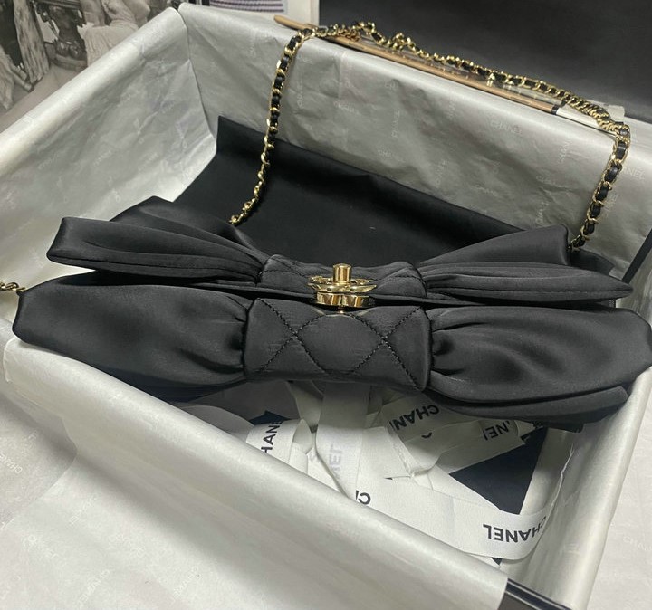 Bagsaaa Ch**el Clutch Satin & Gold-Tone Metal Black AS4098 - 20 × 20 × 4 cm